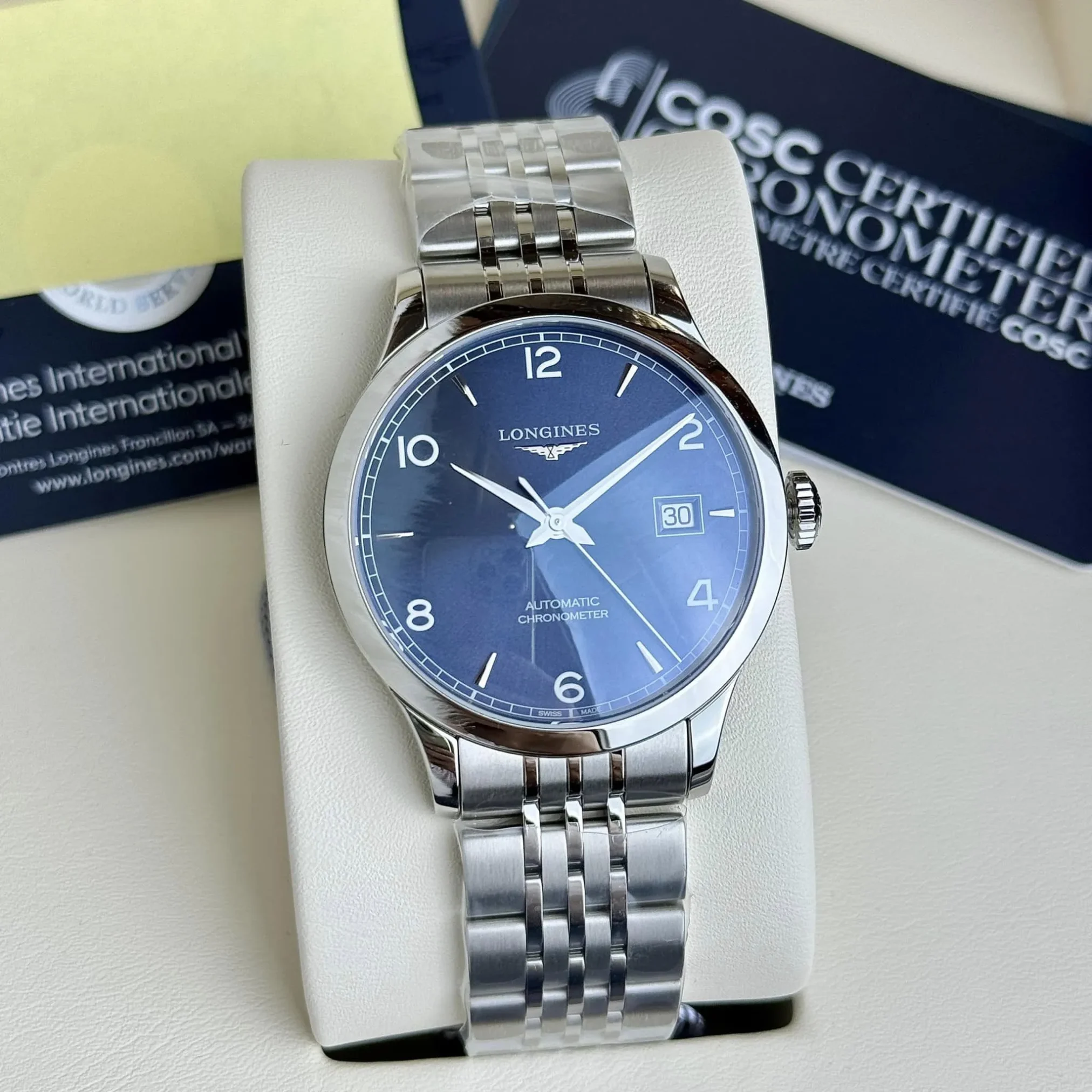 Đồng hồ Longines Record Collection L2.820.4.96.6 mặt số màu xanh. Dây đeo bằng thép. Thân vỏ bằng thép.