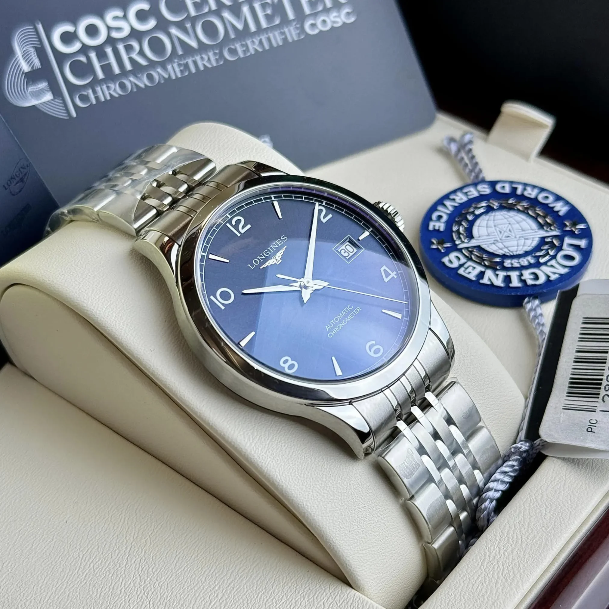 Đồng hồ Longines Record Collection L2.820.4.96.6 mặt số màu xanh. Dây đeo bằng thép. Thân vỏ bằng thép.