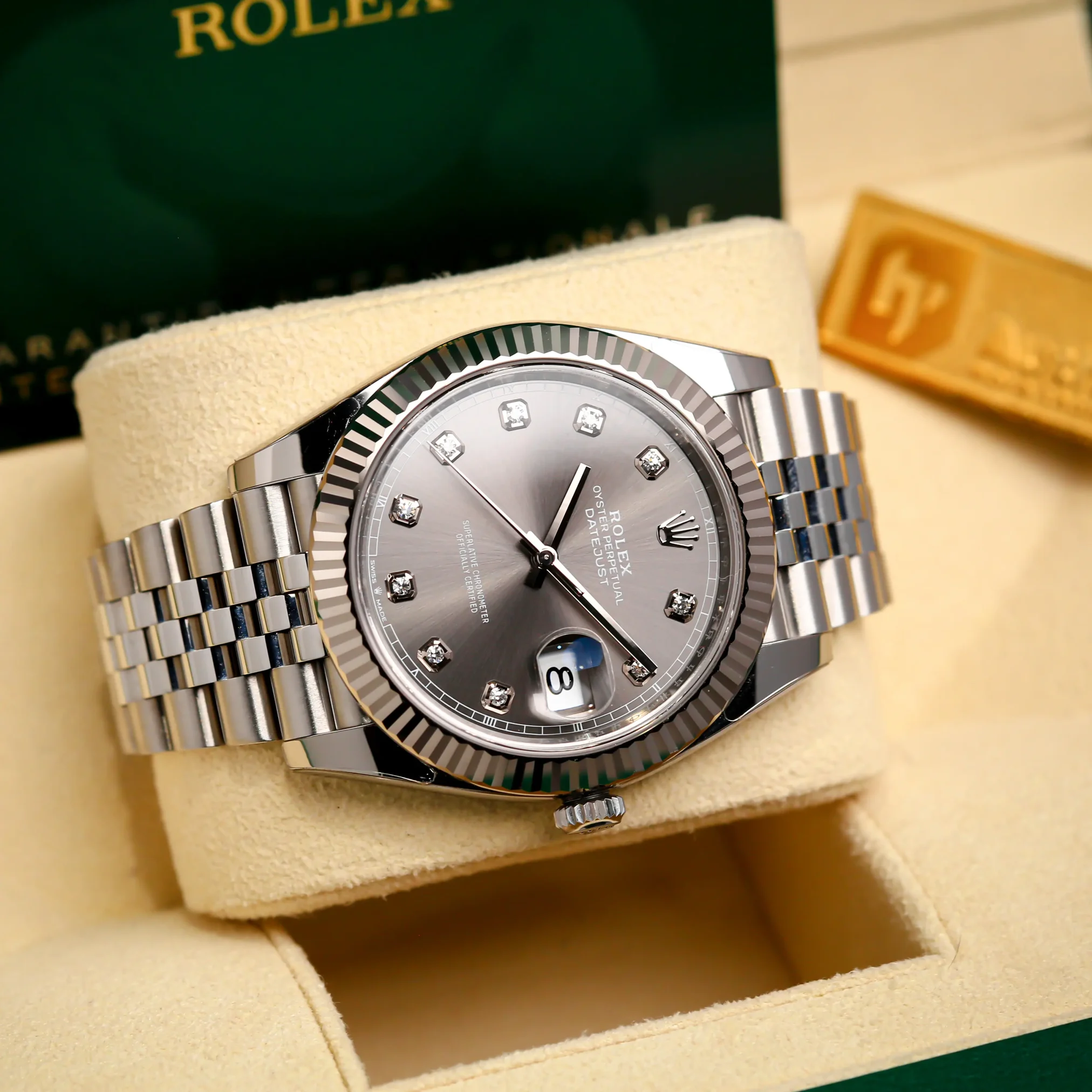 Đồng hồ Rolex Datejust 126334-0006 với mặt số màu xám. Dây đeo bằng thép. Thân vỏ bằng thép, niềng bằng vàng trắng 18kt