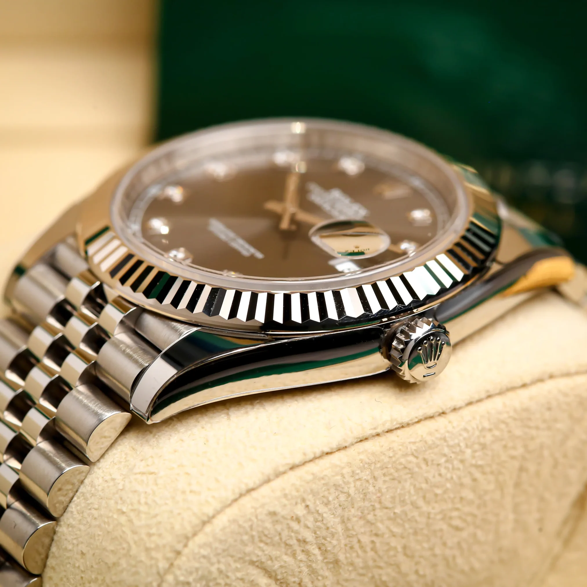 Đồng hồ Rolex Datejust 126334-0006 với mặt số màu xám. Dây đeo bằng thép. Thân vỏ bằng thép, niềng bằng vàng trắng 18kt