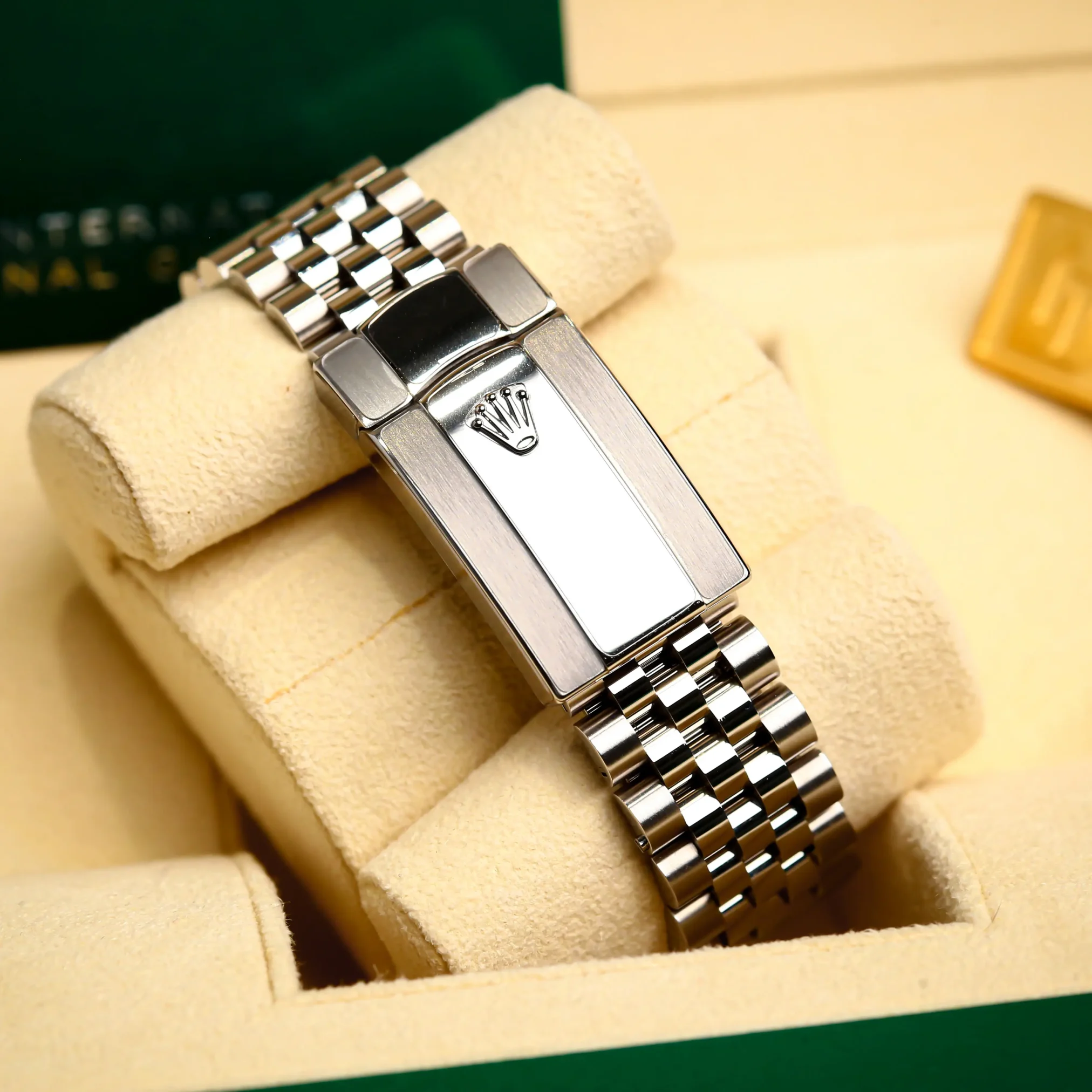 Đồng hồ Rolex Datejust 126334-0006 với mặt số màu xám. Dây đeo bằng thép. Thân vỏ bằng thép, niềng bằng vàng trắng 18kt