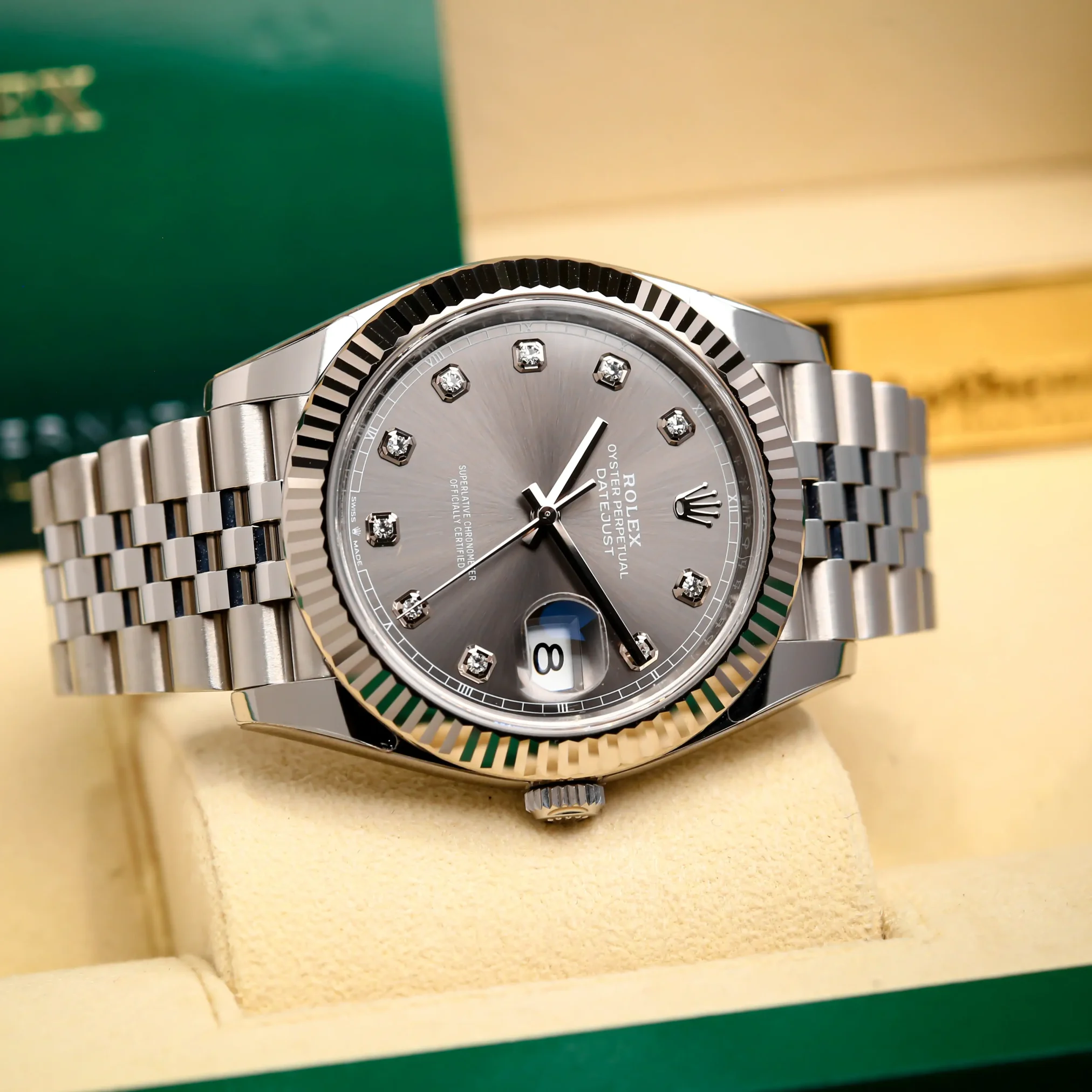 Đồng hồ Rolex Datejust 126334-0006 với mặt số màu xám. Dây đeo bằng thép. Thân vỏ bằng thép, niềng bằng vàng trắng 18kt