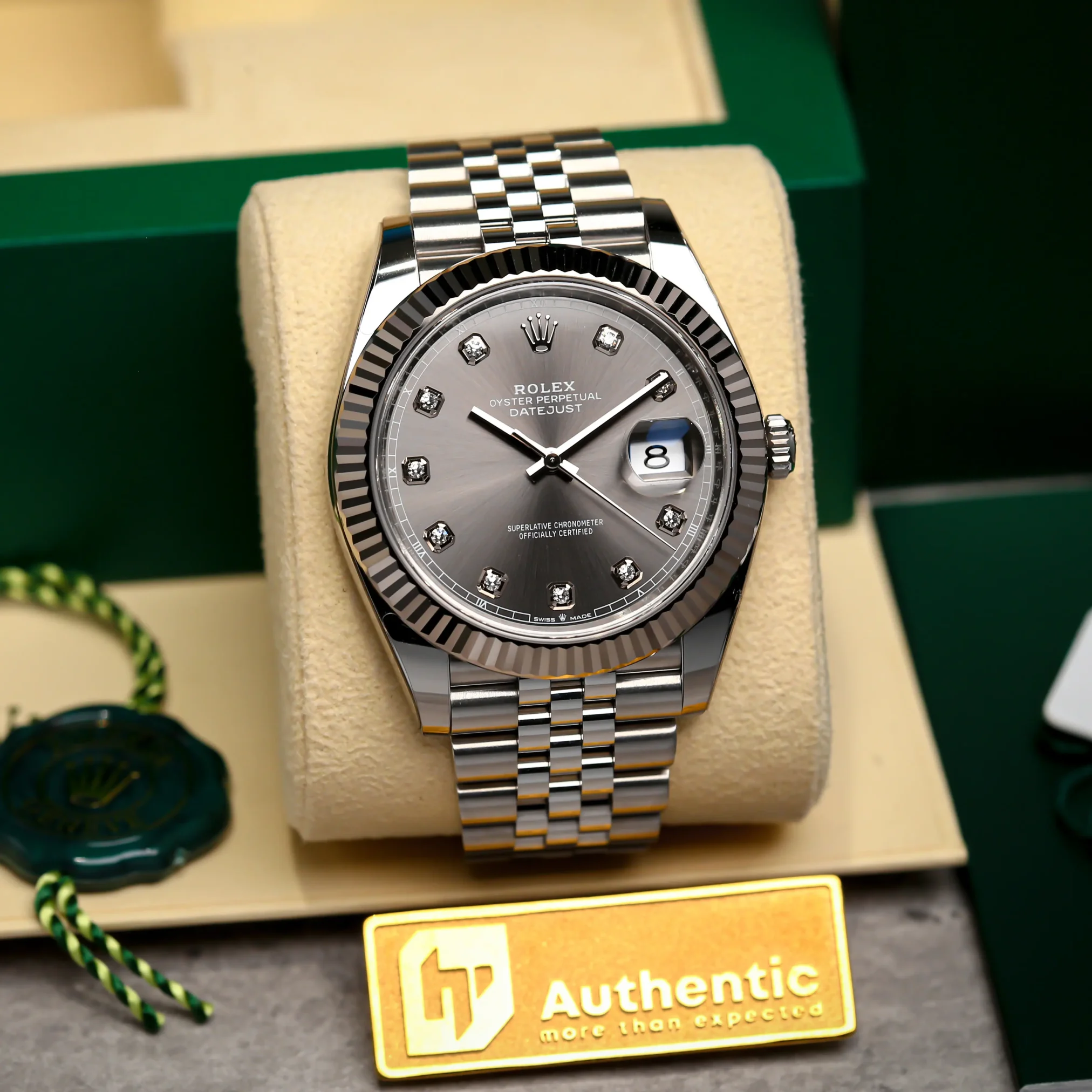 Đồng hồ Rolex Datejust 126334-0006 với mặt số màu xám. Dây đeo bằng thép. Thân vỏ bằng thép, niềng bằng vàng trắng 18kt