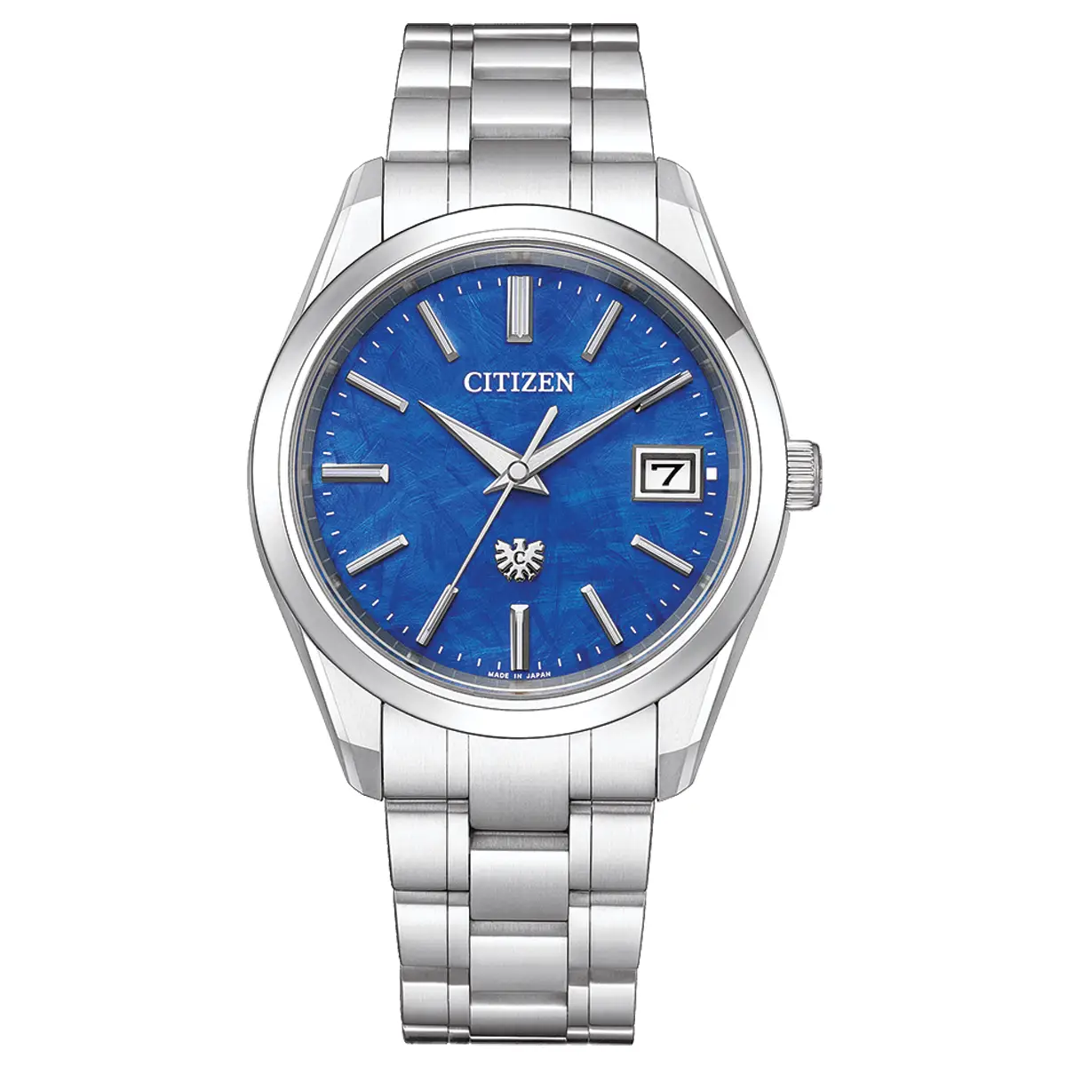Đồng hồ The Citizen Eco-Drive AQ4100-57M với mặt số màu xanh. Dây đeo bằng titanium. Thân vỏ bằng titanium.