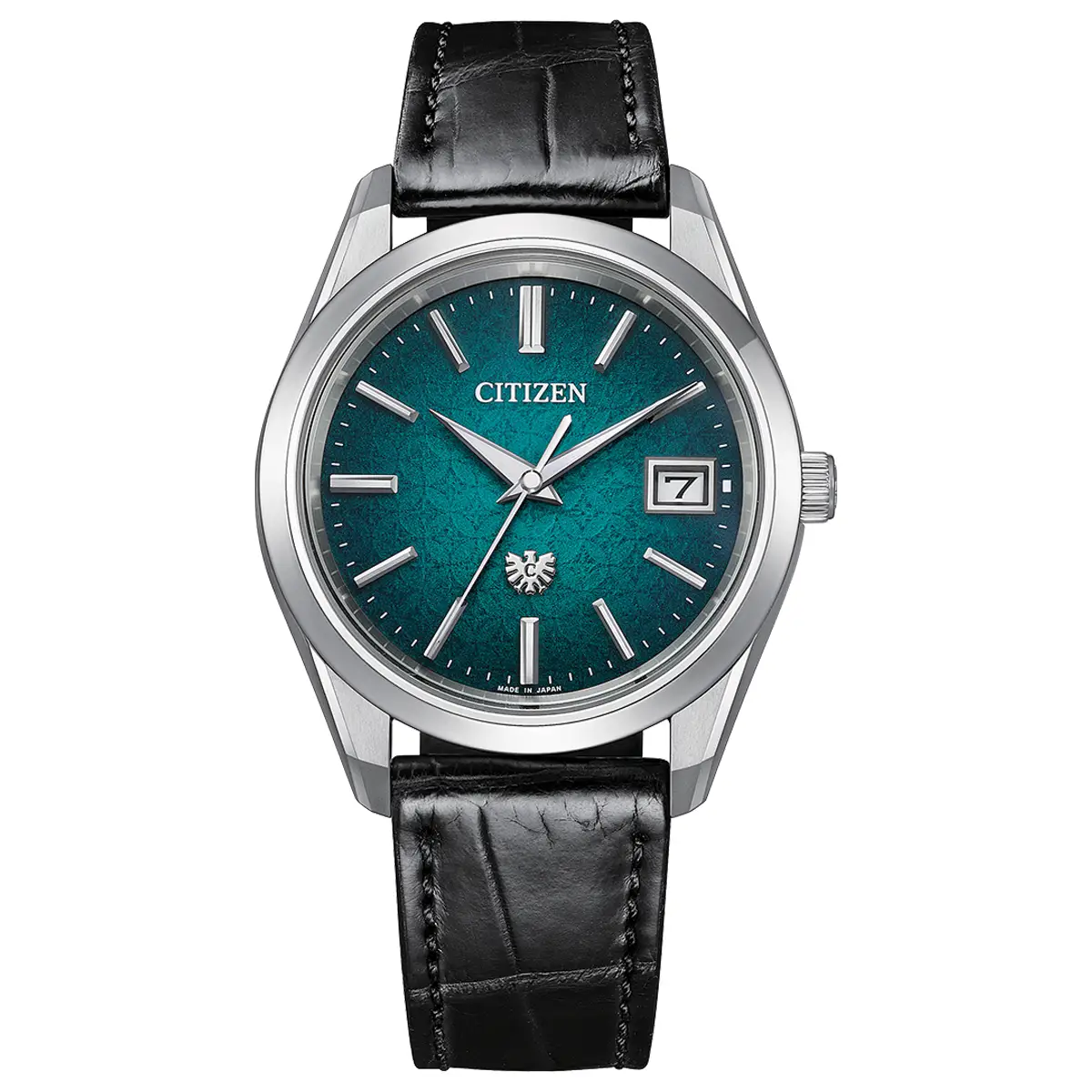 Đồng hồ The Citizen Shippo Tsunagi Pattern Limited Edition AQ4100-22W với mặt số màu xanh. Dây đeo bằng da. Thân vỏ bằng titanium.