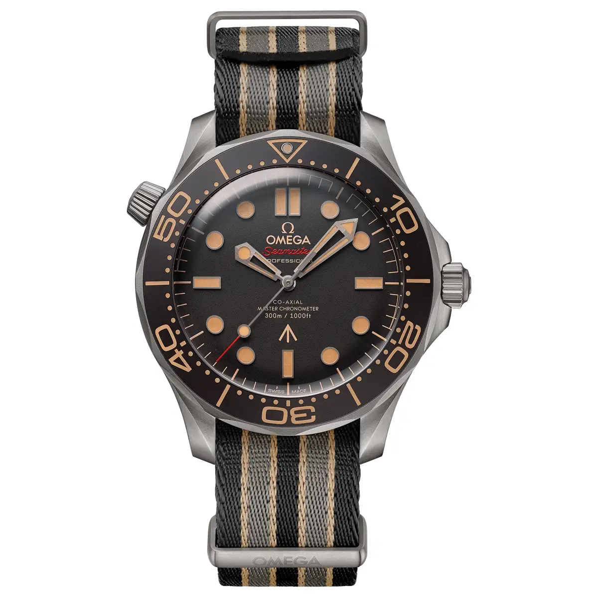 Đồng hồ Omega Seamaster Diver 300M “No Time To Die” 007 Limited 210.92.42.20.01.001 với mặt số màu nâu. Dây đeo bằng vải. Thân vỏ bằng titanium.