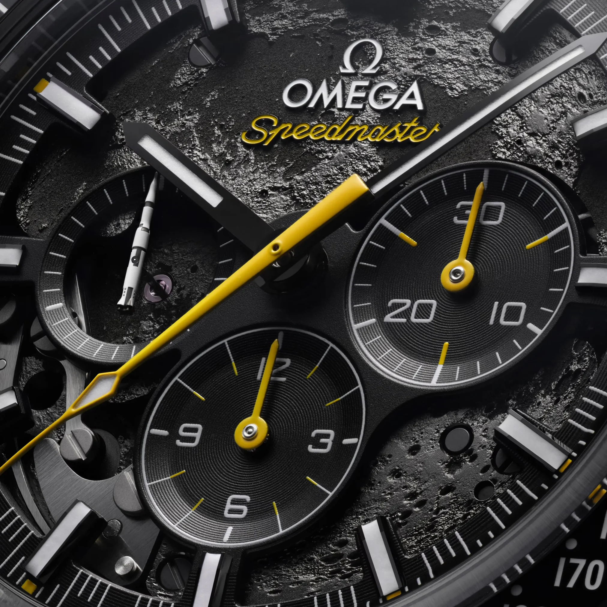 Đồng hồ Omega Speedmaster Dark Side Of The Moon 310.92.44.50.01.001 mặt số màu đen. Dây đeo bằng cao su. Thân vỏ bằng black ceramic.