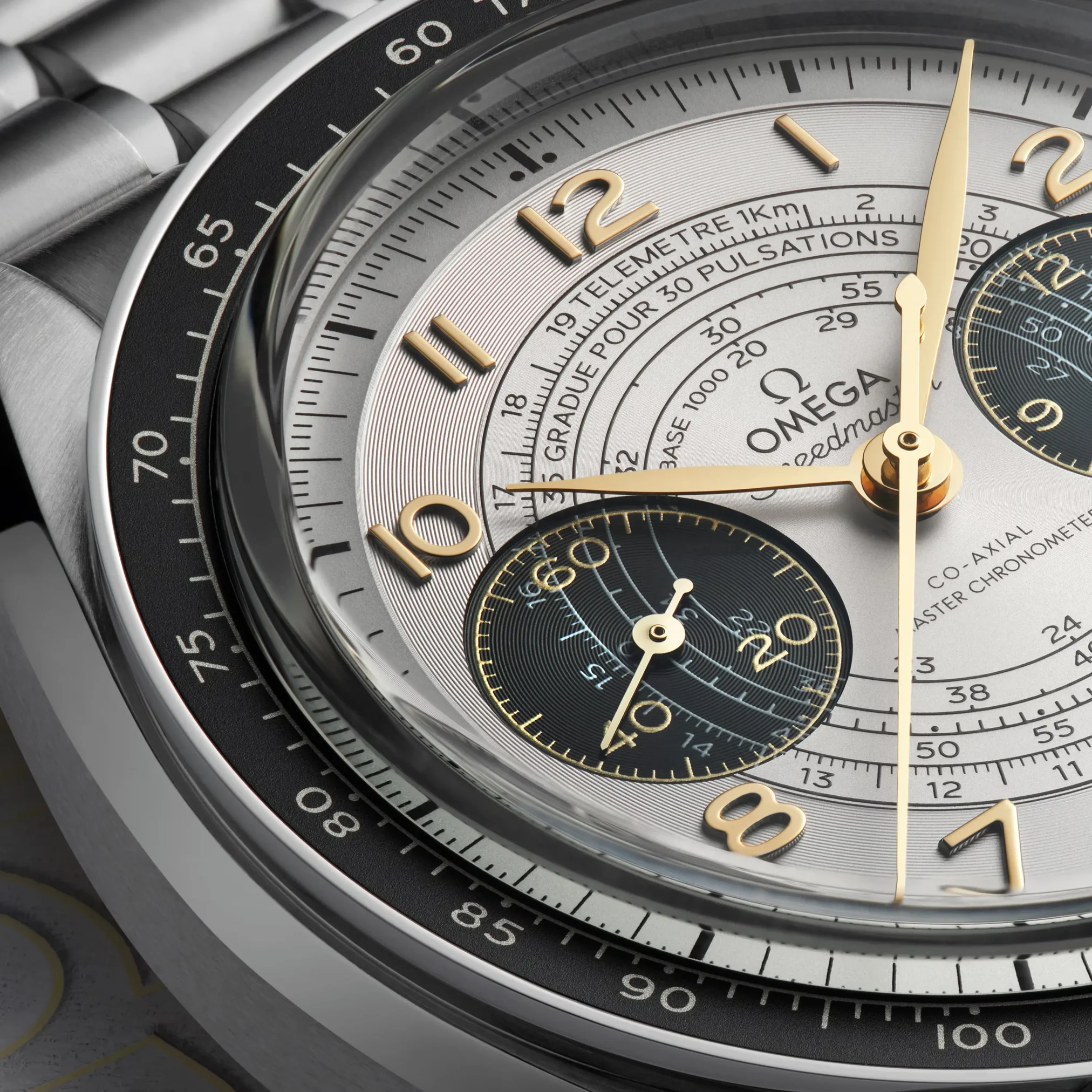 Đồng hồ Omega Speedmaster Chronoscope Paris 2024 522.30.43.51.02.001 với mặt số màu bạc. Dây đeo bằng thép. Thân vỏ bằng thép.