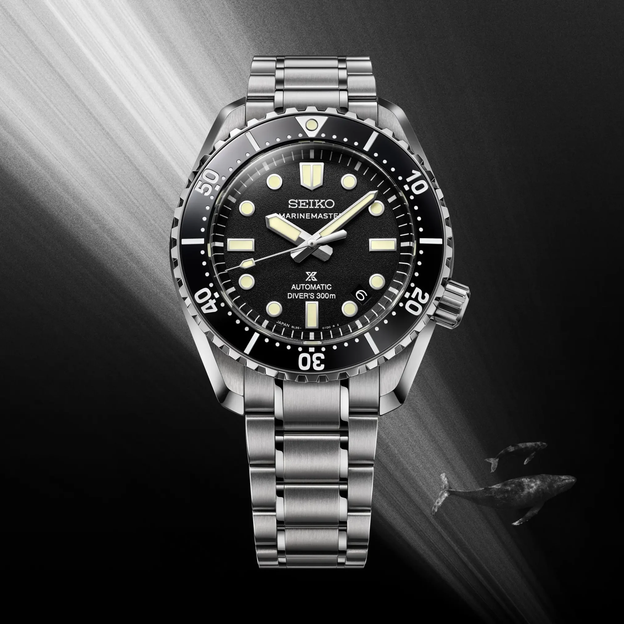 Đồng hồ Seiko Prospex Marinemaster 1968 Heritage Diver's Watch SBDX065 với mặt số màu đen. Dây đeo bằng thép. Thân vỏ bằng thép.