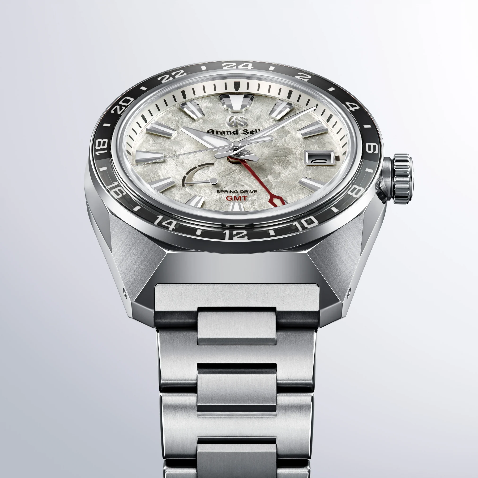 Đồng hồ Grand Seiko Sport Spring Drive GMT Tokyo Lion SBGE307 mặt số màu bạc. Dây đeo bằng titanium. Thân vỏ bằng titanium.