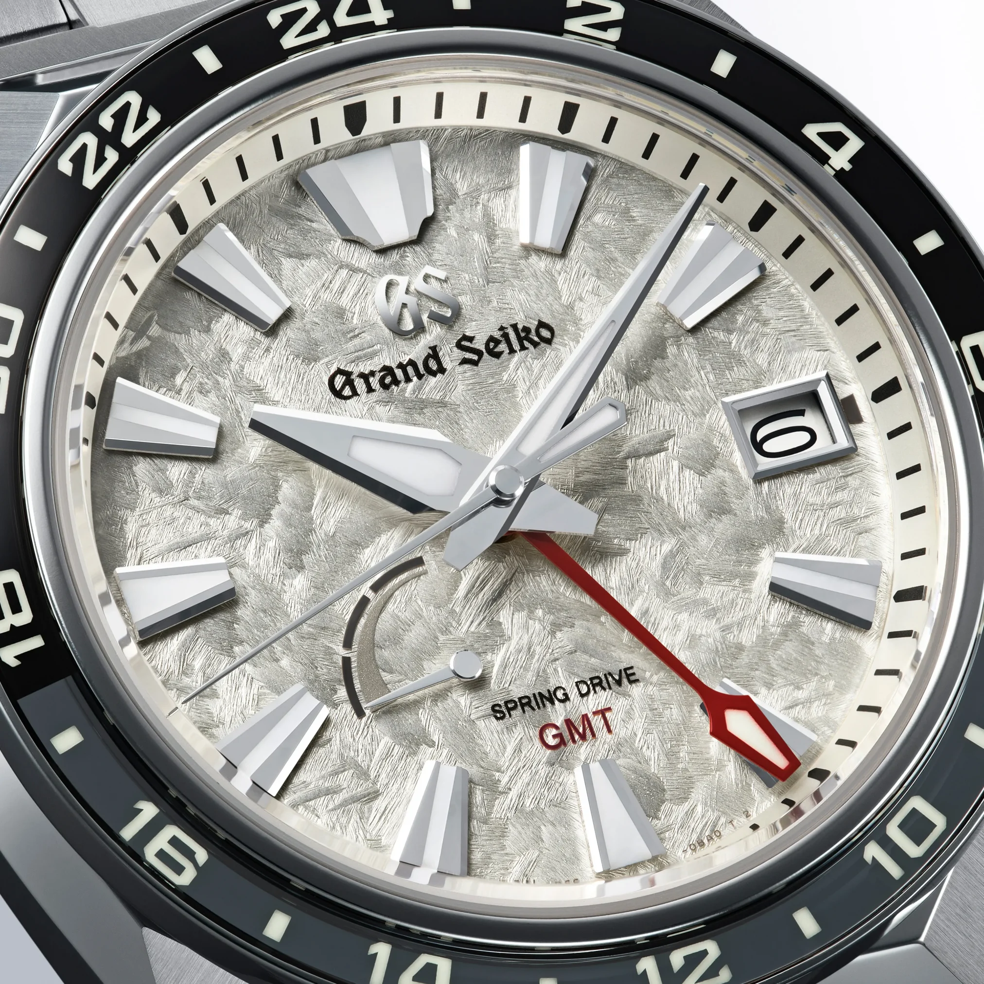 Đồng hồ Grand Seiko Sport Spring Drive GMT Tokyo Lion SBGE307 mặt số màu bạc. Dây đeo bằng titanium. Thân vỏ bằng titanium.