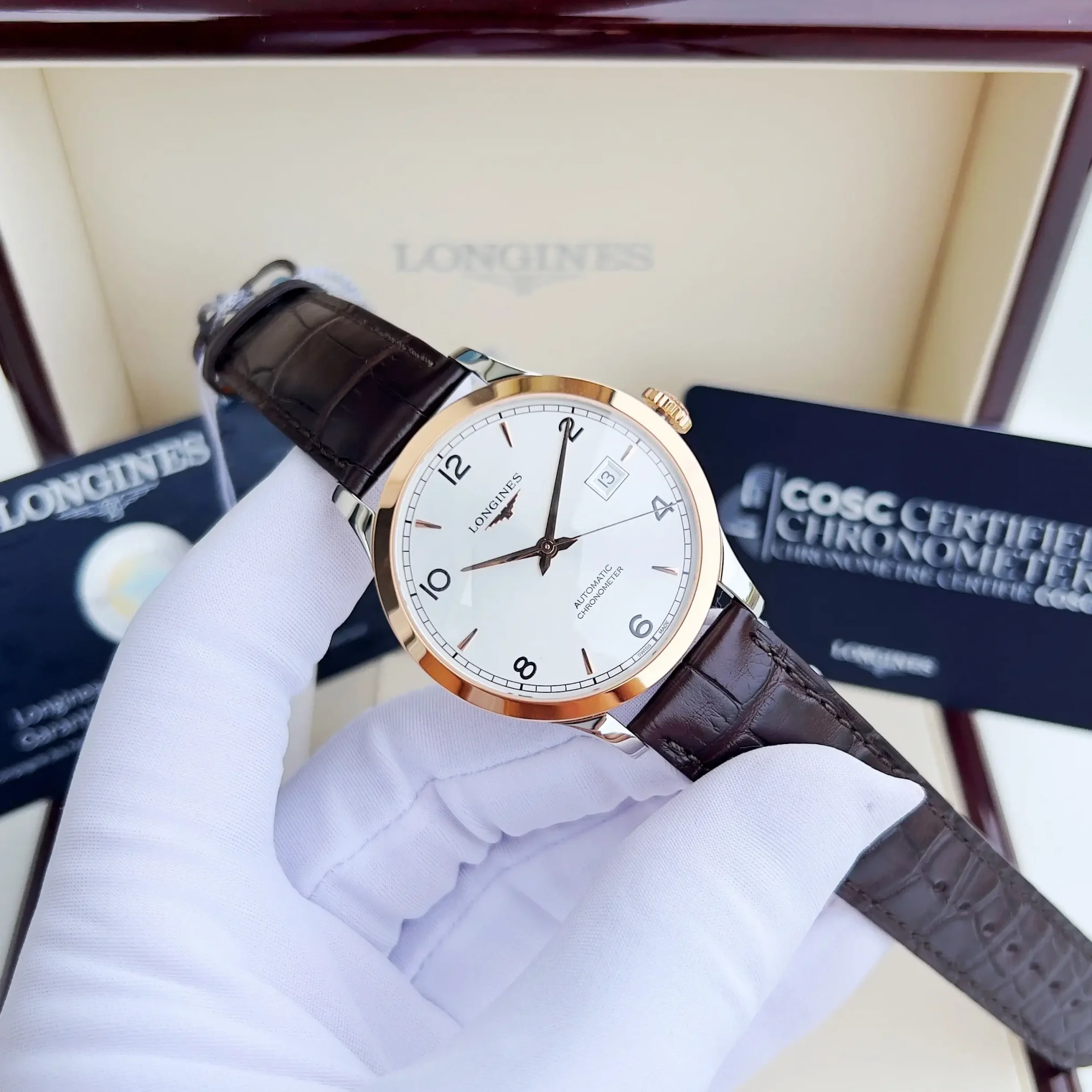 Đồng hồ Longines Record Collection L2.821.5.76.2 với mặt số màu bạc. Dây đeo bằng da. Thân vỏ bằng thép và vàng khối 18kt.