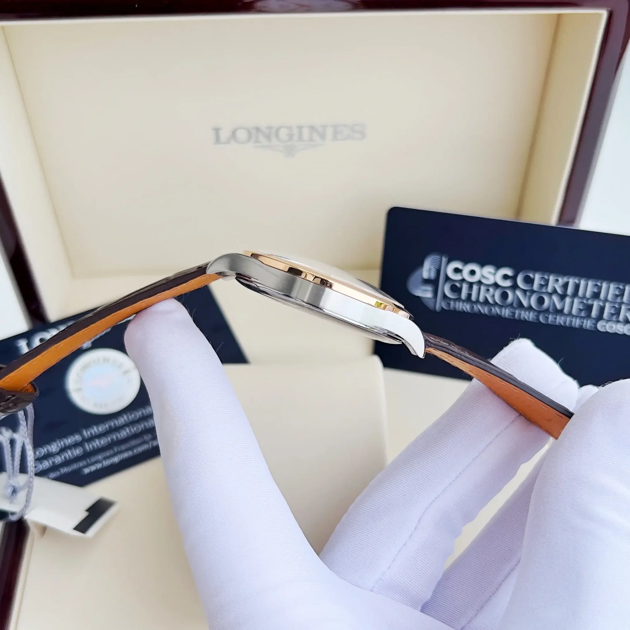 Đồng hồ Longines Record Collection L2.821.5.76.2 với mặt số màu bạc. Dây đeo bằng da. Thân vỏ bằng thép và vàng khối 18kt.