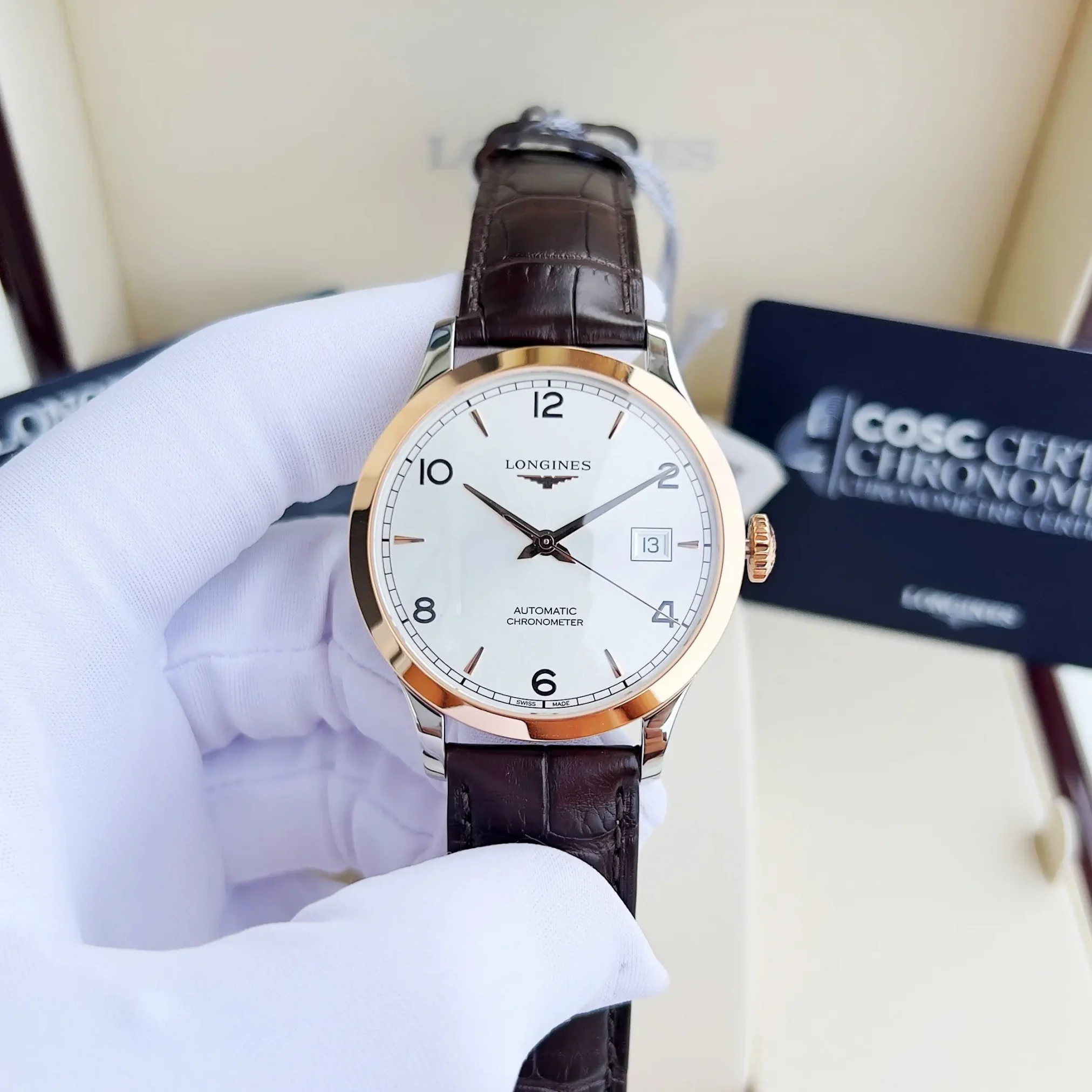 Đồng hồ Longines Record Collection L2.821.5.76.2 với mặt số màu bạc. Dây đeo bằng da. Thân vỏ bằng thép và vàng khối 18kt.