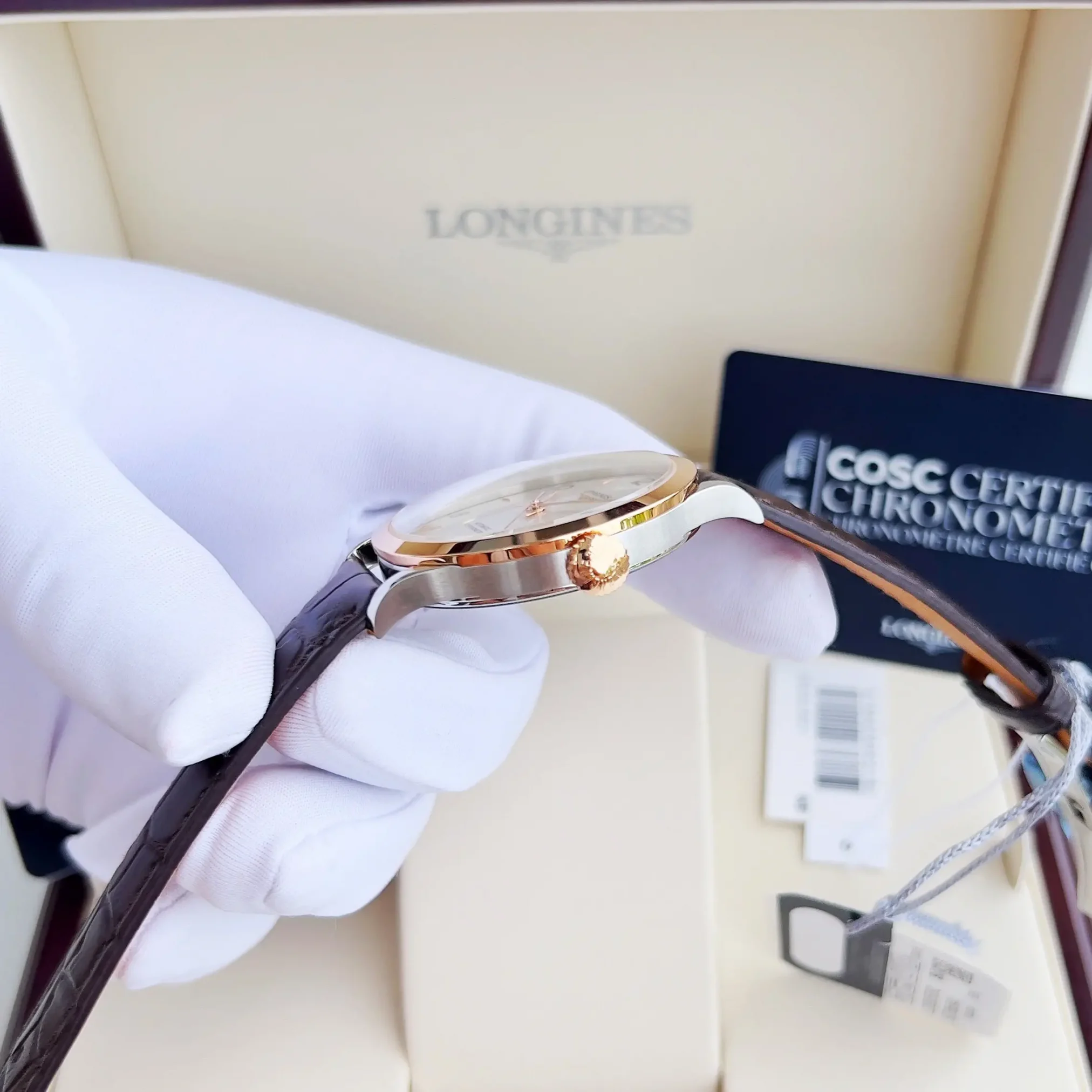 Đồng hồ Longines Record Collection L2.821.5.76.2 với mặt số màu bạc. Dây đeo bằng da. Thân vỏ bằng thép và vàng khối 18kt.