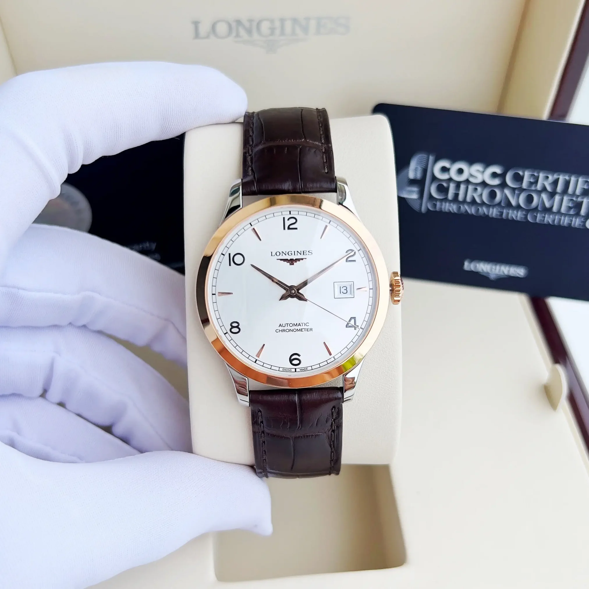 Đồng hồ Longines Record Collection L2.821.5.76.2 với mặt số màu bạc. Dây đeo bằng da. Thân vỏ bằng thép và vàng khối 18kt.