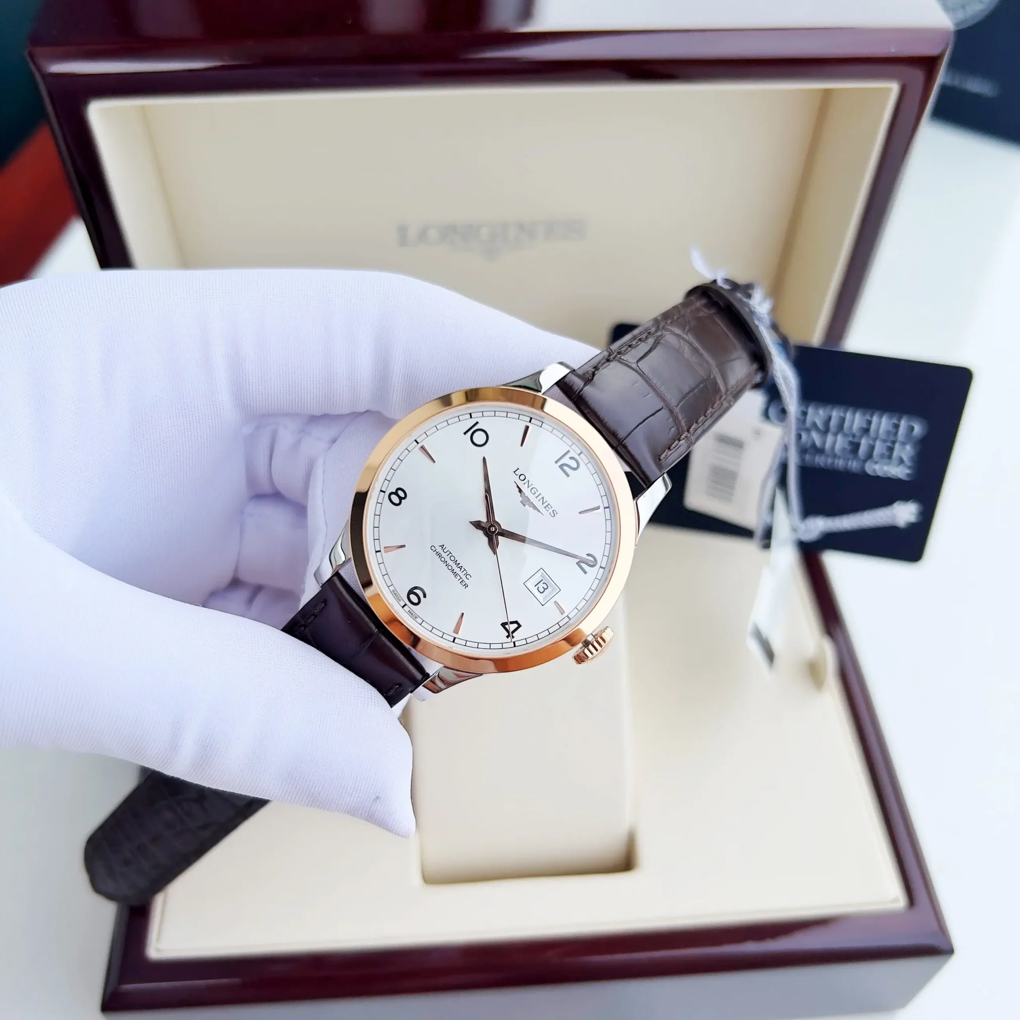 Đồng hồ Longines Record Collection L2.821.5.76.2 với mặt số màu bạc. Dây đeo bằng da. Thân vỏ bằng thép và vàng khối 18kt.