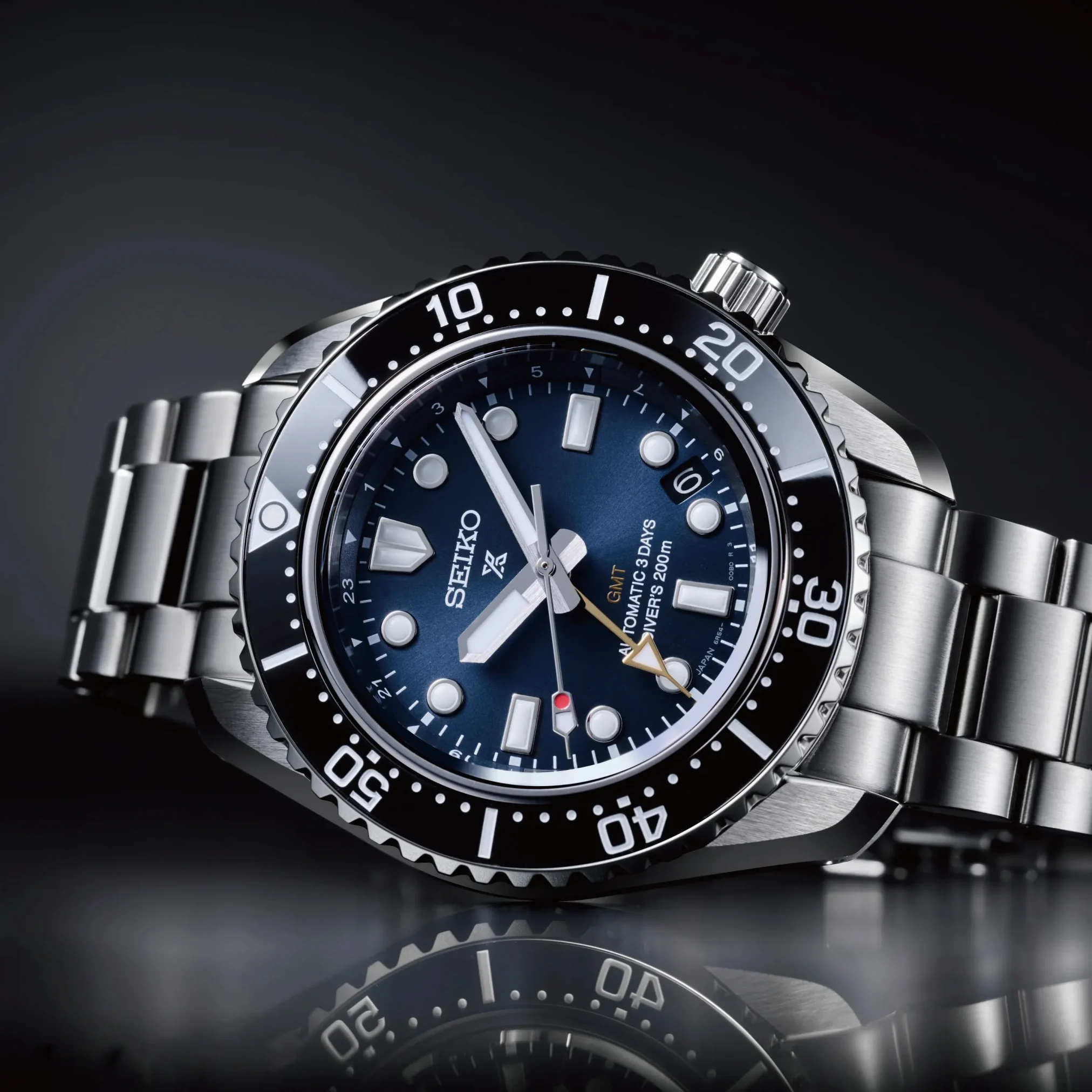 Đồng hồ Seiko Prospex 1968 Diver Scuba GMT SBEJ021 mặt số màu xanh. Dây đeo bằng thép. Thân vỏ bằng thép.