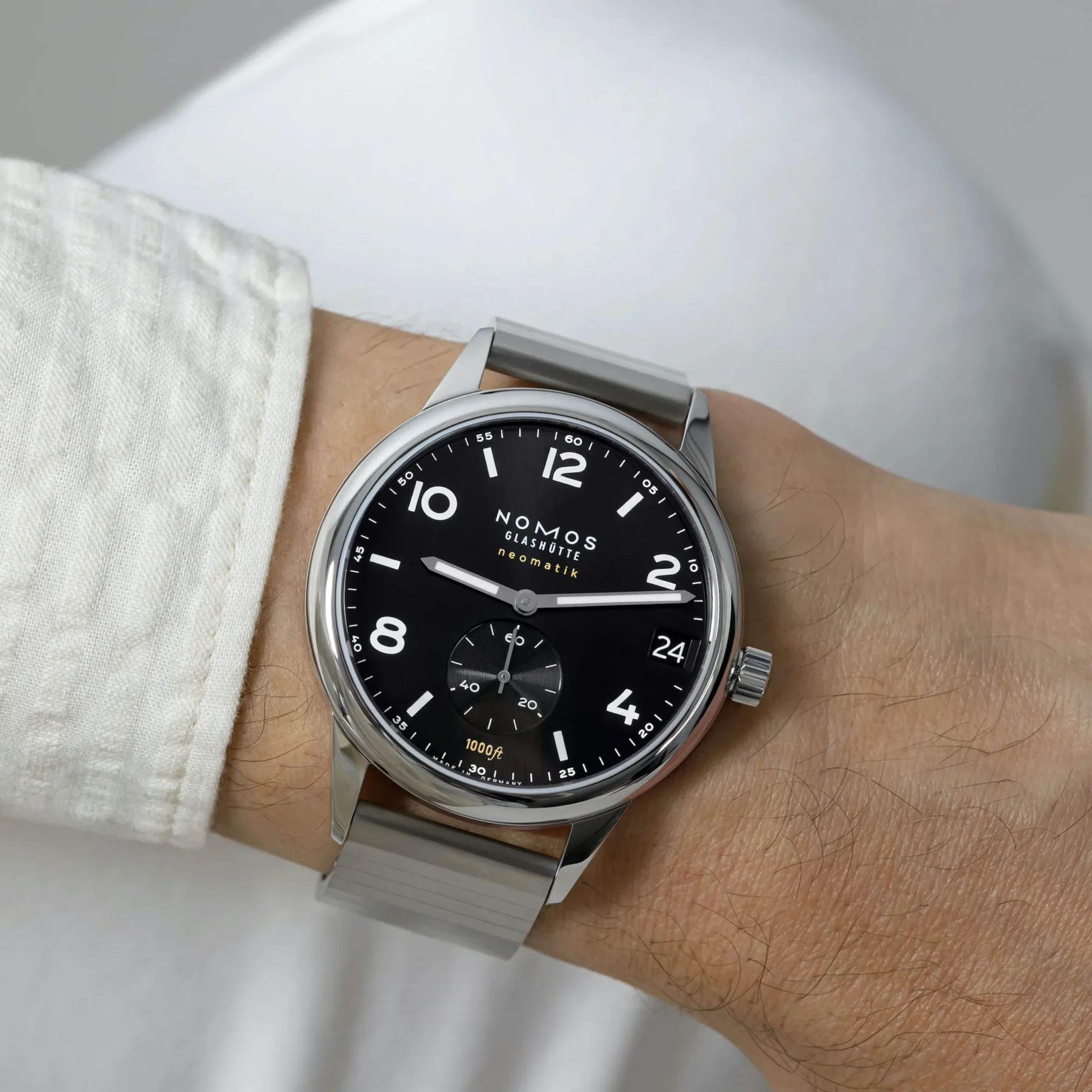 Đồng hồ Nomos Glashutte Club Sport Neomatik 42 Date Black Ref.781 CLS161011B2CSM với mặt số màu đen. Dây đeo bằng thép. Thân vỏ bằng thép.