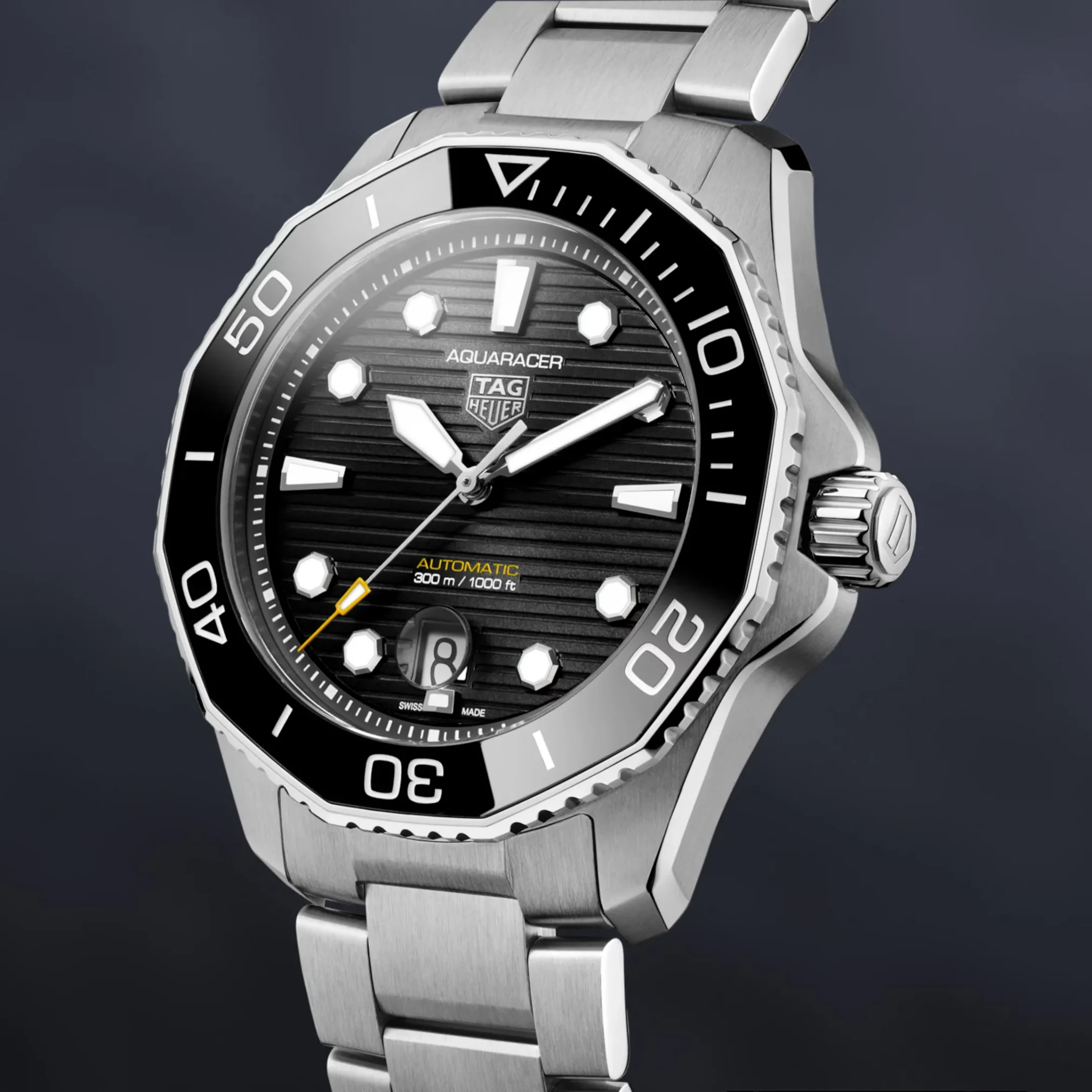 Đồng hồ Tag Heuer Aquaracer Professional 300 Date WBP201A.BA0632 với mặt số màu đen. Dây đeo bằng thép. Thân vỏ bằng thép.