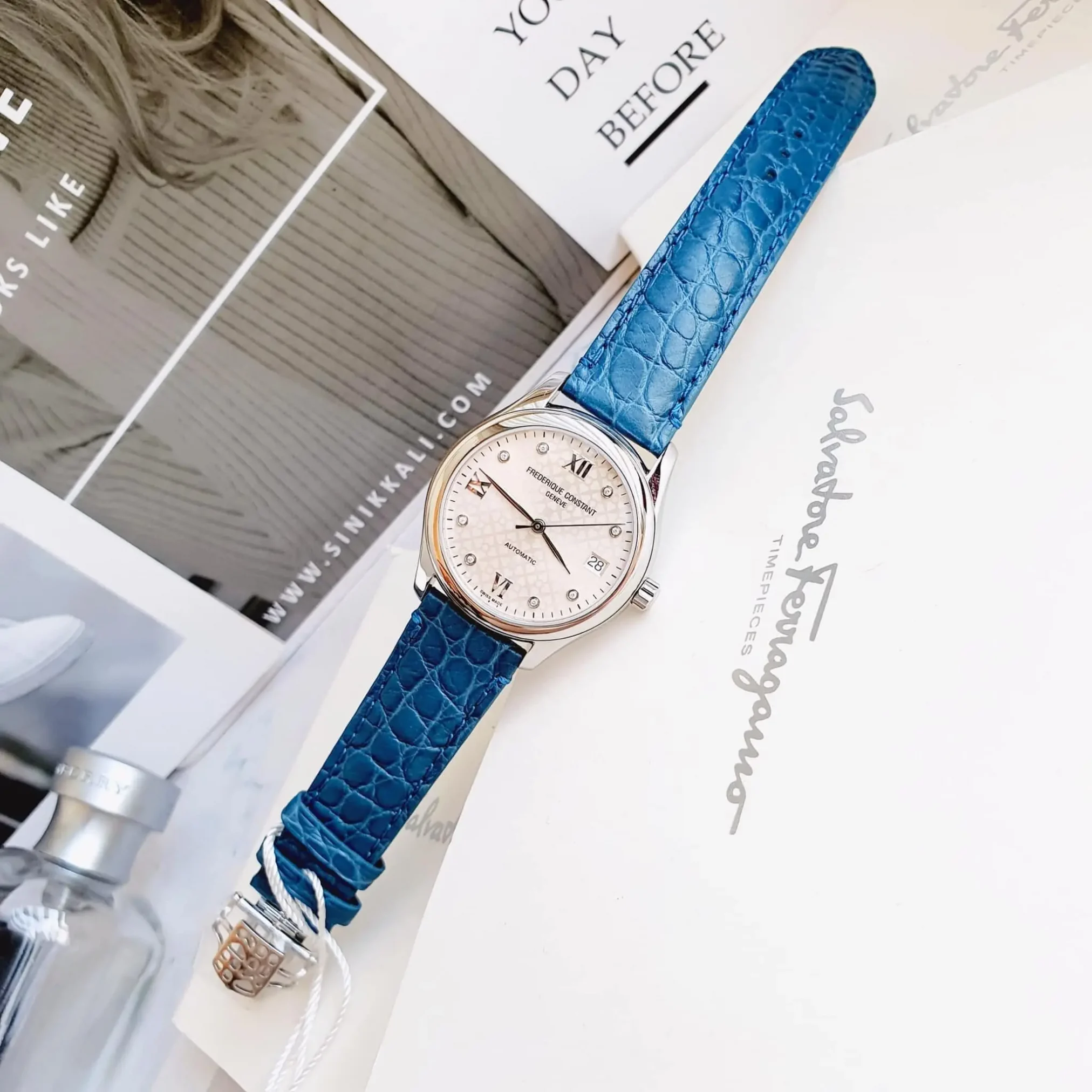 Đồng hồ Frederique Constant Classics Automatic FC-303LGD3B6 với mặt số màu bạc. Dây đeo bằng da. Thân vỏ bằng thép.