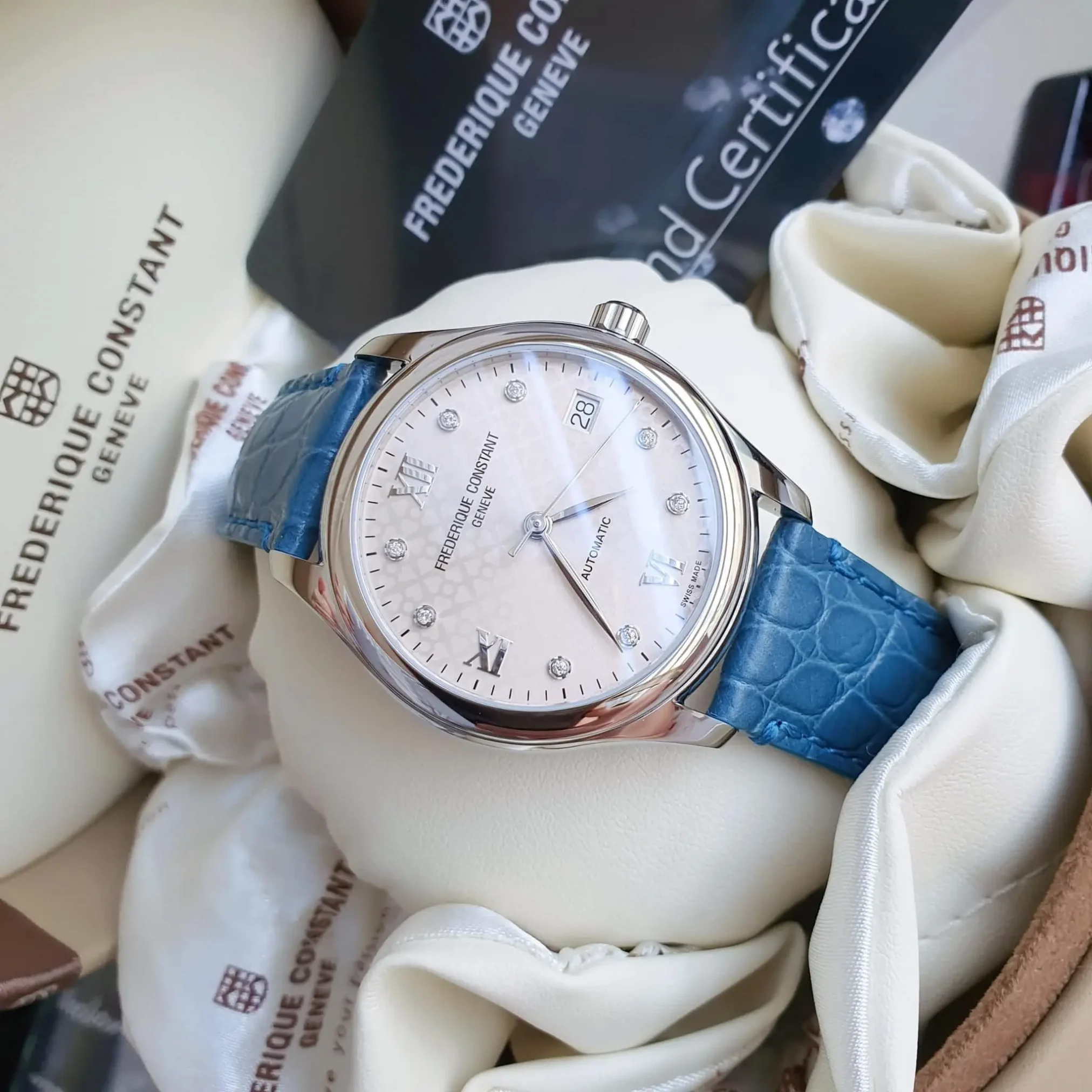 Đồng hồ Frederique Constant Classics Automatic FC-303LGD3B6 với mặt số màu bạc. Dây đeo bằng da. Thân vỏ bằng thép.