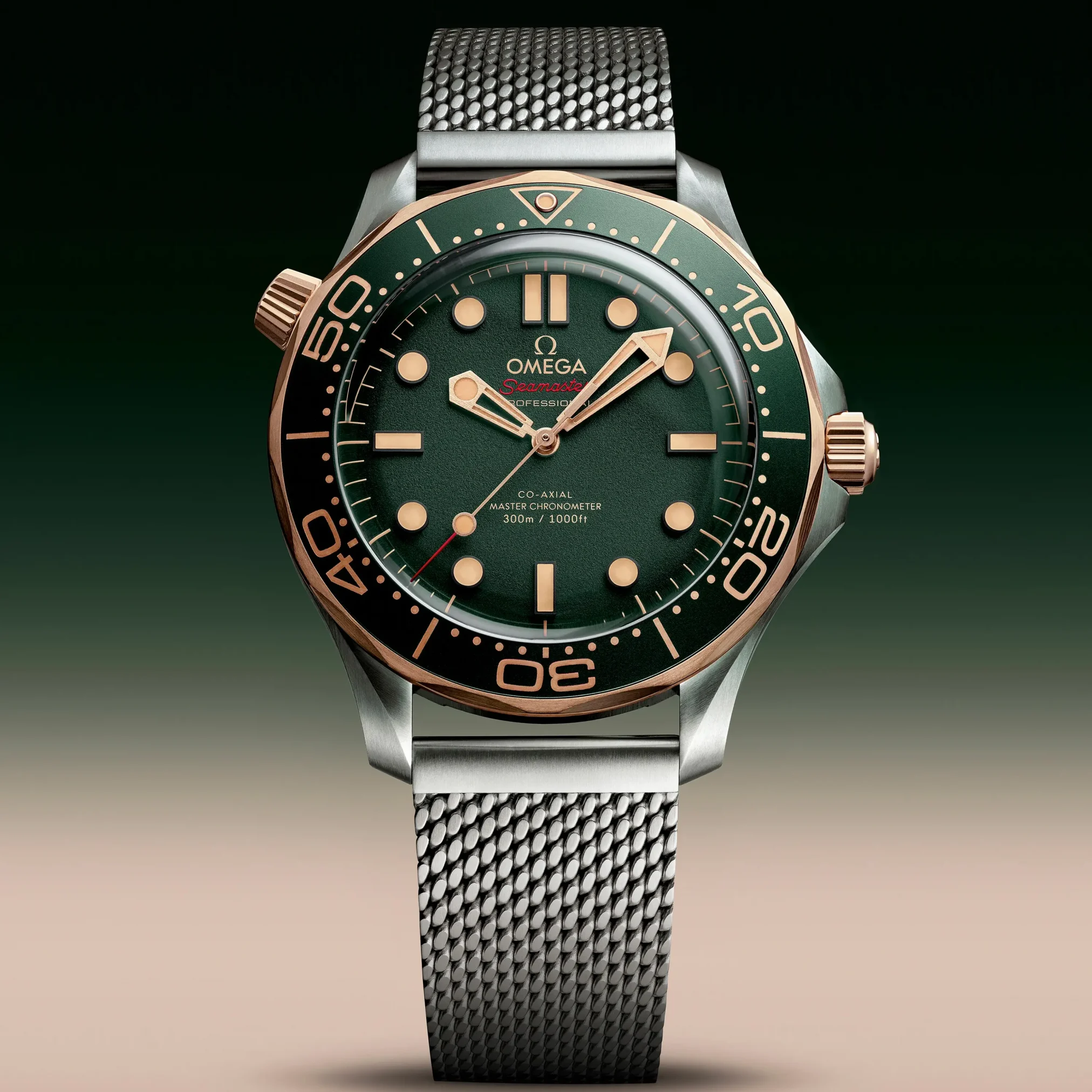 Đồng hồ Omega Seamaster Diver 300M Bronze Gold on Titanium 210.90.42.20.10.001 với mặt số màu xanh. Dây đeo bằng titanium. Thân vỏ bằng titanium.