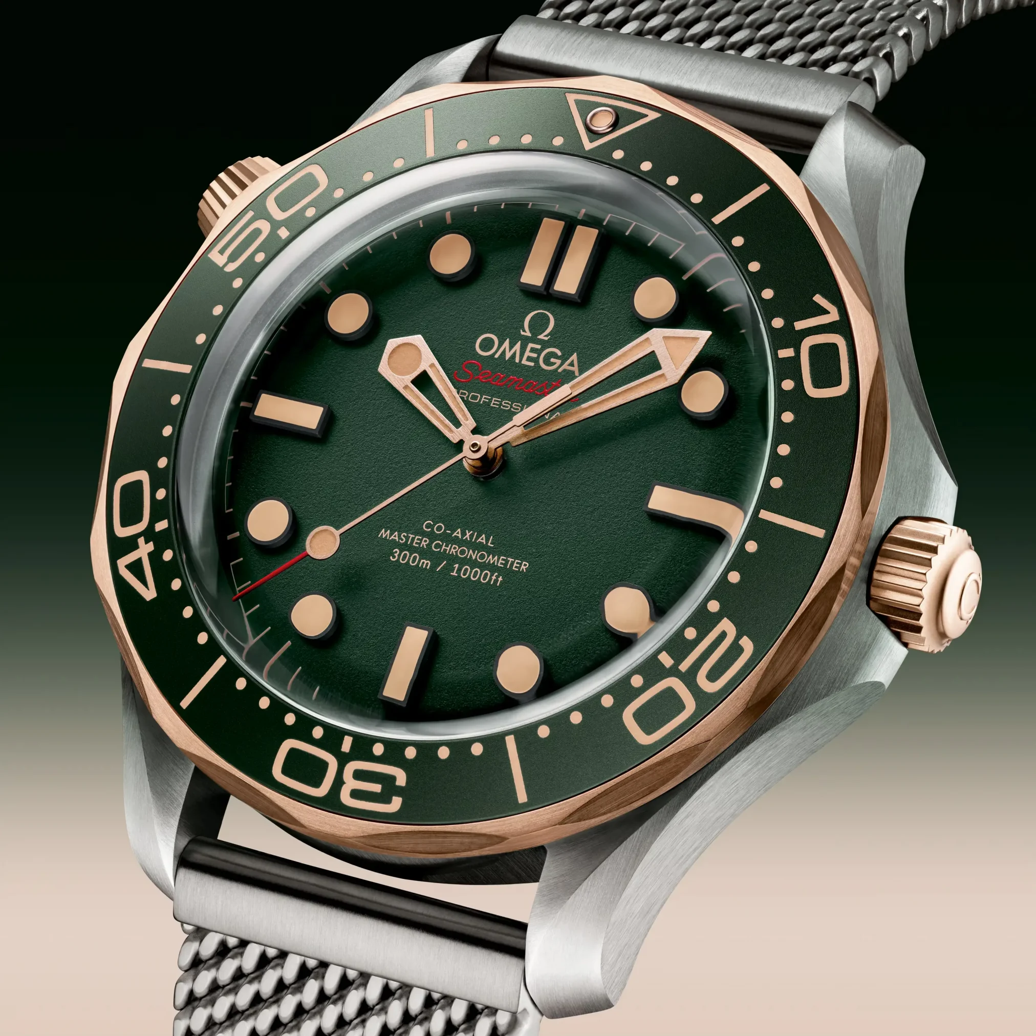 Đồng hồ Omega Seamaster Diver 300M Bronze Gold on Titanium 210.90.42.20.10.001 với mặt số màu xanh. Dây đeo bằng titanium. Thân vỏ bằng titanium.