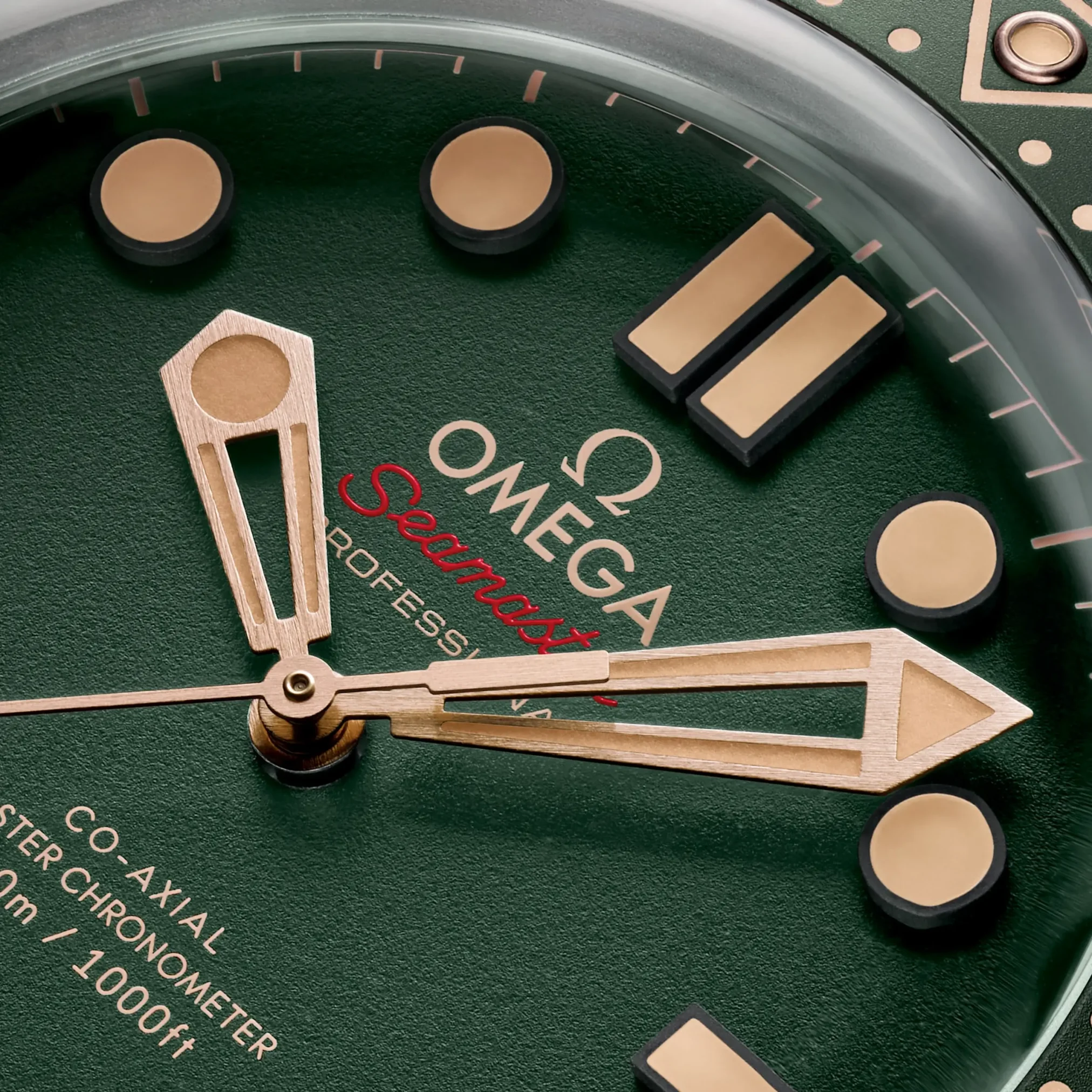 Đồng hồ Omega Seamaster Diver 300M Bronze Gold on Titanium 210.90.42.20.10.001 với mặt số màu xanh. Dây đeo bằng titanium. Thân vỏ bằng titanium.