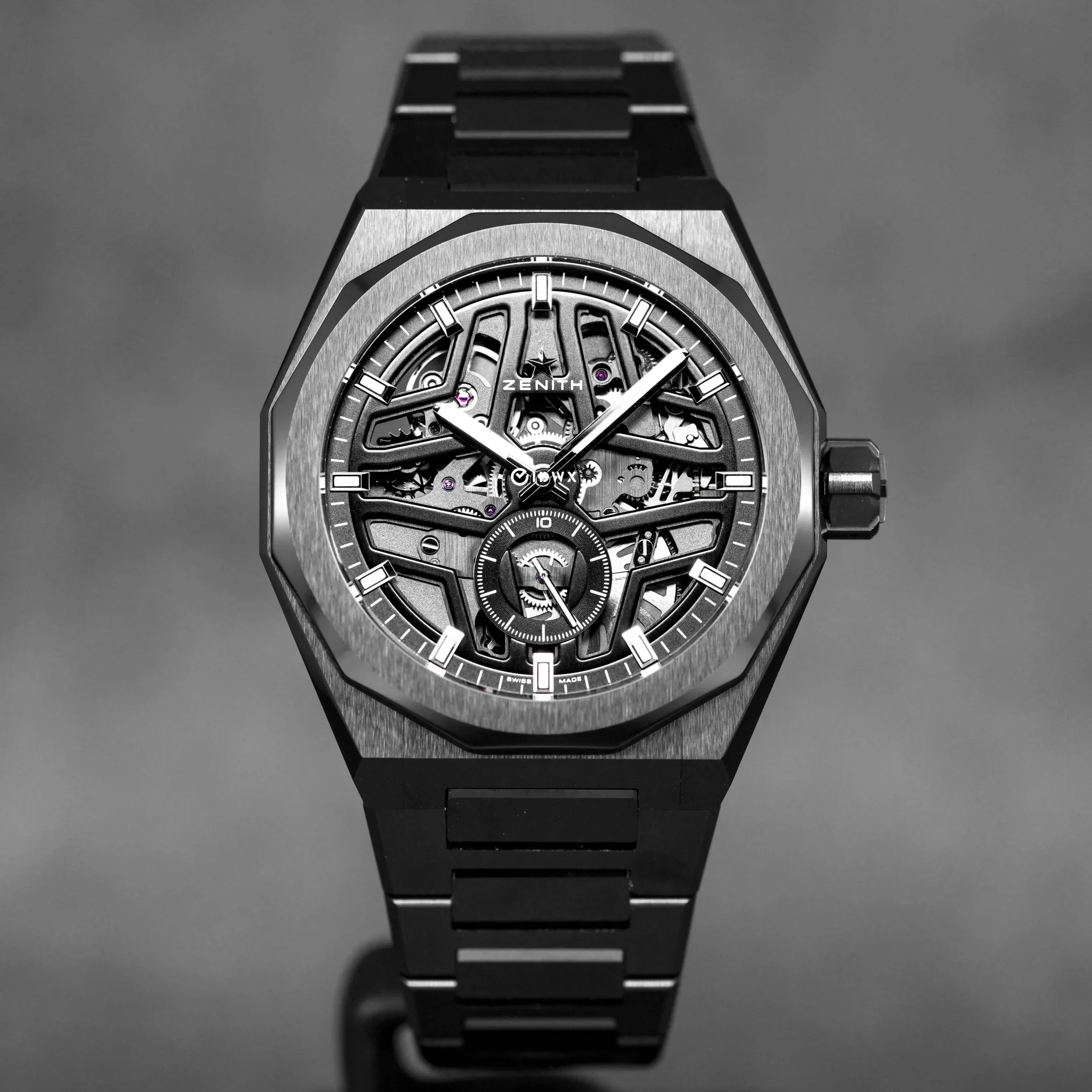 Đồng hồ Zenith Defy Skyline Skeleton 49.9300.3620/78.I001 với mặt số màu đen. Dây đeo bằng black ceramic và cao su. Thân vỏ bằng black ceramic.