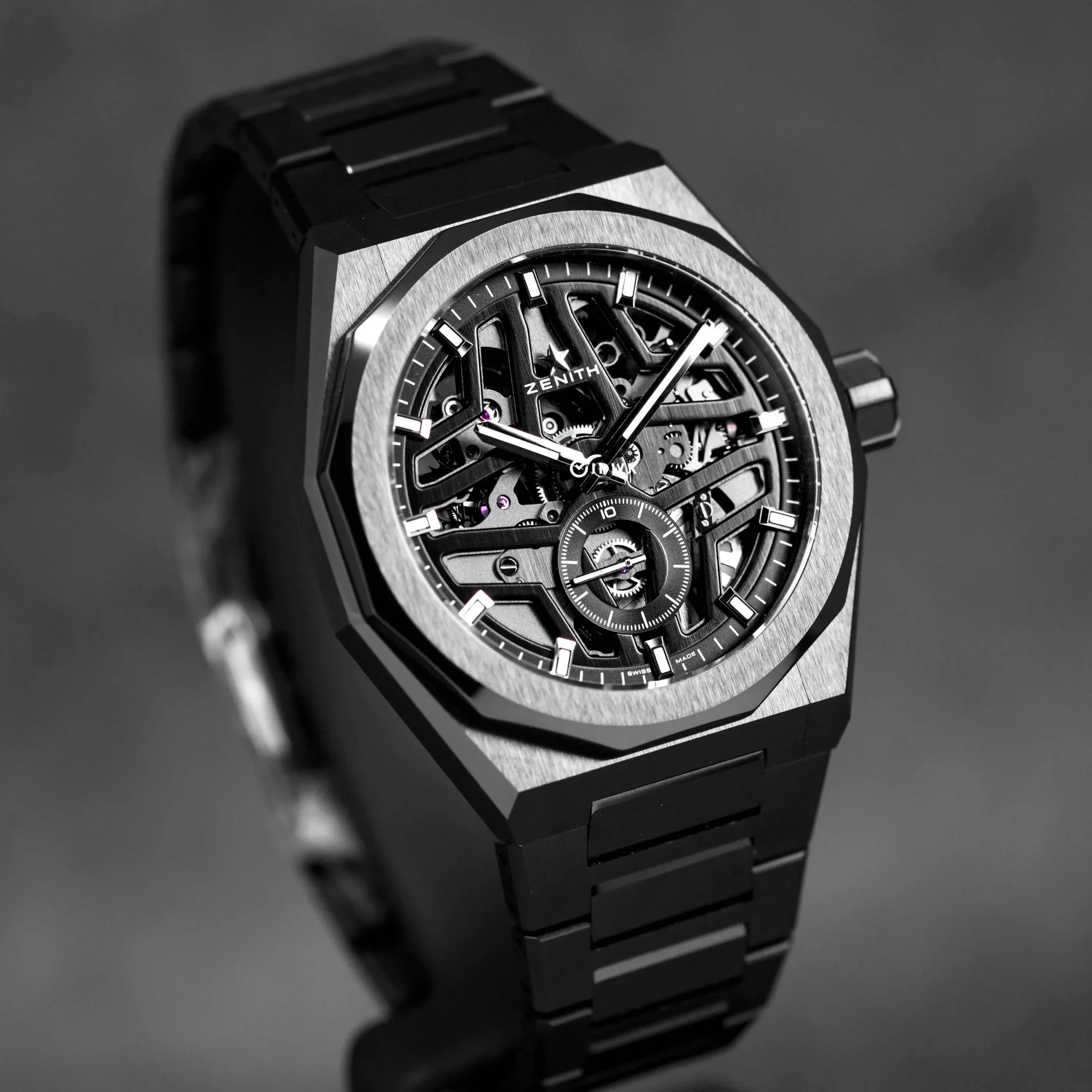 Đồng hồ Zenith Defy Skyline Skeleton 49.9300.3620/78.I001 với mặt số màu đen. Dây đeo bằng black ceramic và cao su. Thân vỏ bằng black ceramic.