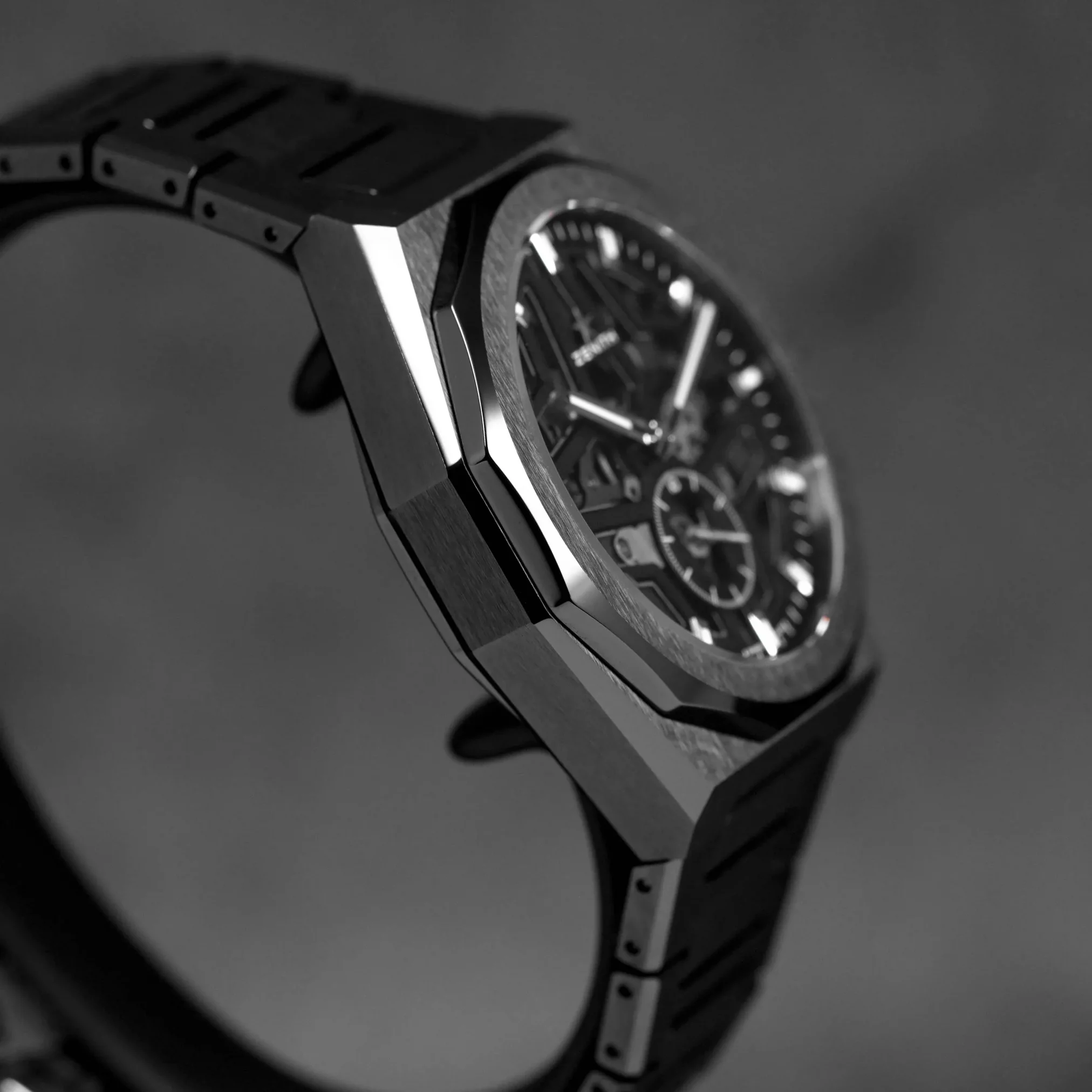 Đồng hồ Zenith Defy Skyline Skeleton 49.9300.3620/78.I001 với mặt số màu đen. Dây đeo bằng black ceramic và cao su. Thân vỏ bằng black ceramic.