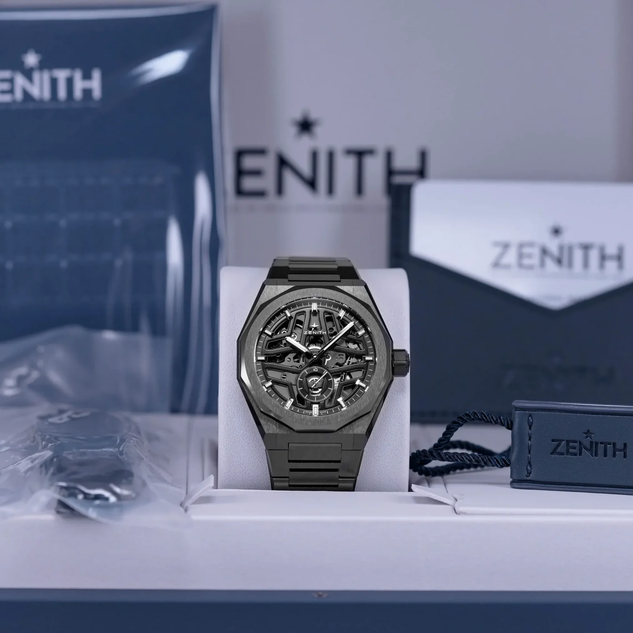 Đồng hồ Zenith Defy Skyline Skeleton 49.9300.3620/78.I001 với mặt số màu đen. Dây đeo bằng black ceramic và cao su. Thân vỏ bằng black ceramic.