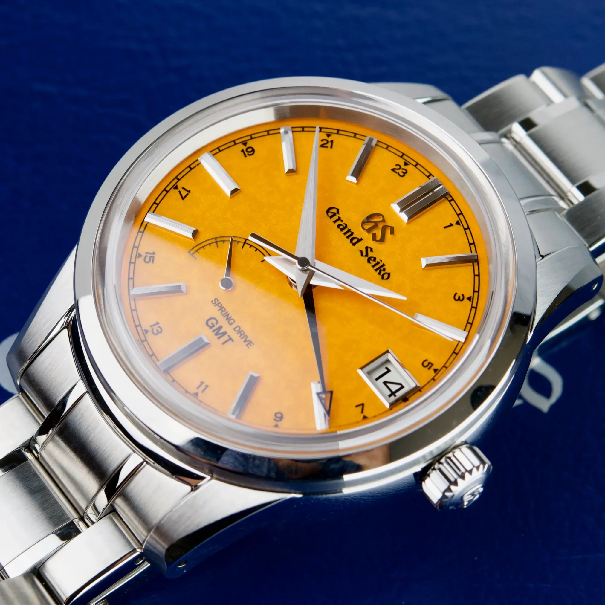 Đồng hồ Grand Seiko Elegance Japan Flagship Boutique Exclusive “Shiojiri Sunset” Limited SBGE301 với mặt số màu cam. Dây đeo bằng thép. Thân vỏ bằng thép.