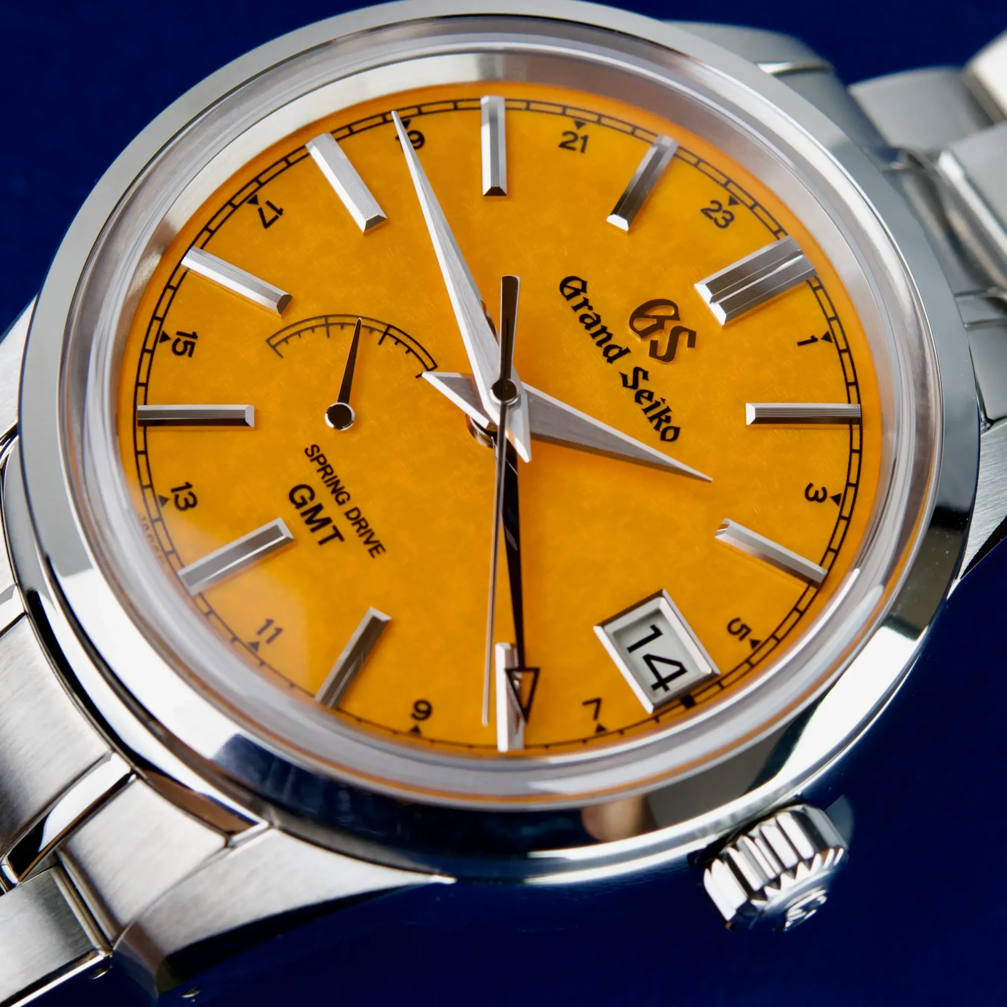 Đồng hồ Grand Seiko Elegance Japan Flagship Boutique Exclusive “Shiojiri Sunset” Limited SBGE301 với mặt số màu cam. Dây đeo bằng thép. Thân vỏ bằng thép.