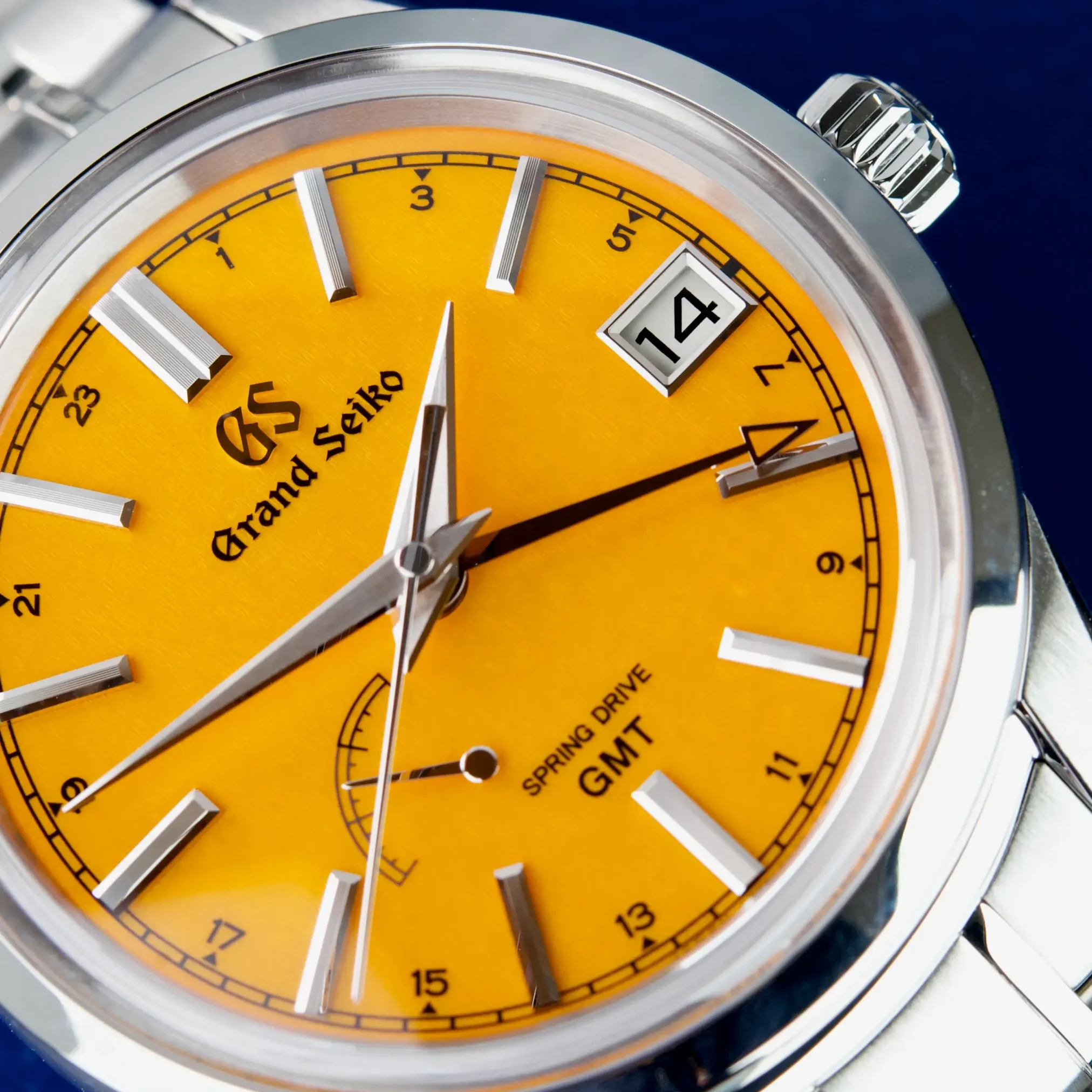 Đồng hồ Grand Seiko Elegance Japan Flagship Boutique Exclusive “Shiojiri Sunset” Limited SBGE301 với mặt số màu cam. Dây đeo bằng thép. Thân vỏ bằng thép.