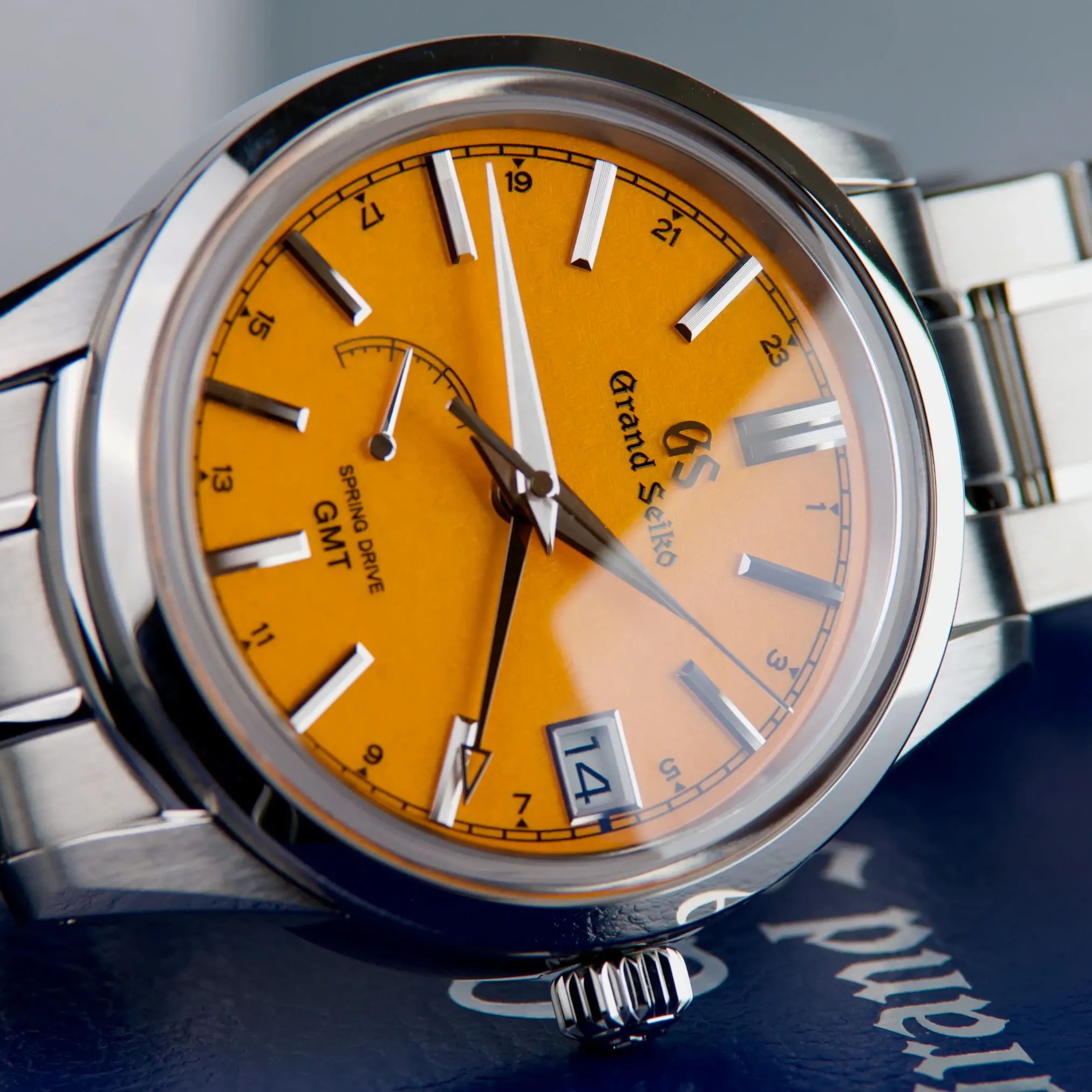 Đồng hồ Grand Seiko Elegance Japan Flagship Boutique Exclusive “Shiojiri Sunset” Limited SBGE301 với mặt số màu cam. Dây đeo bằng thép. Thân vỏ bằng thép.