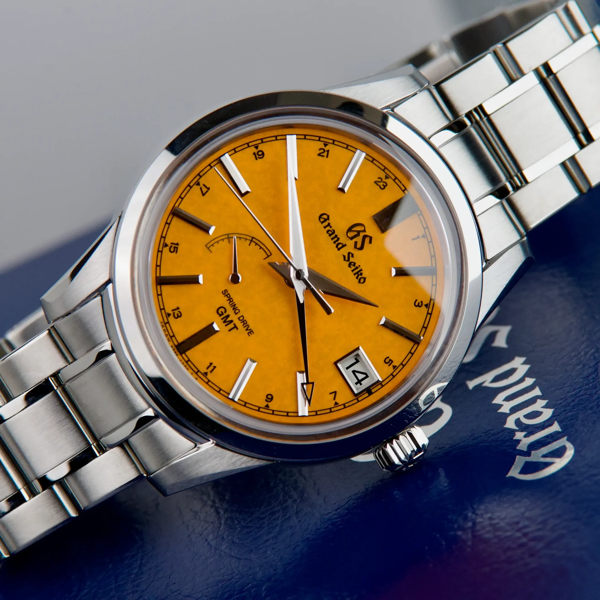 Đồng hồ Grand Seiko Elegance Japan Flagship Boutique Exclusive “Shiojiri Sunset” Limited SBGE301 với mặt số màu cam. Dây đeo bằng thép. Thân vỏ bằng thép.