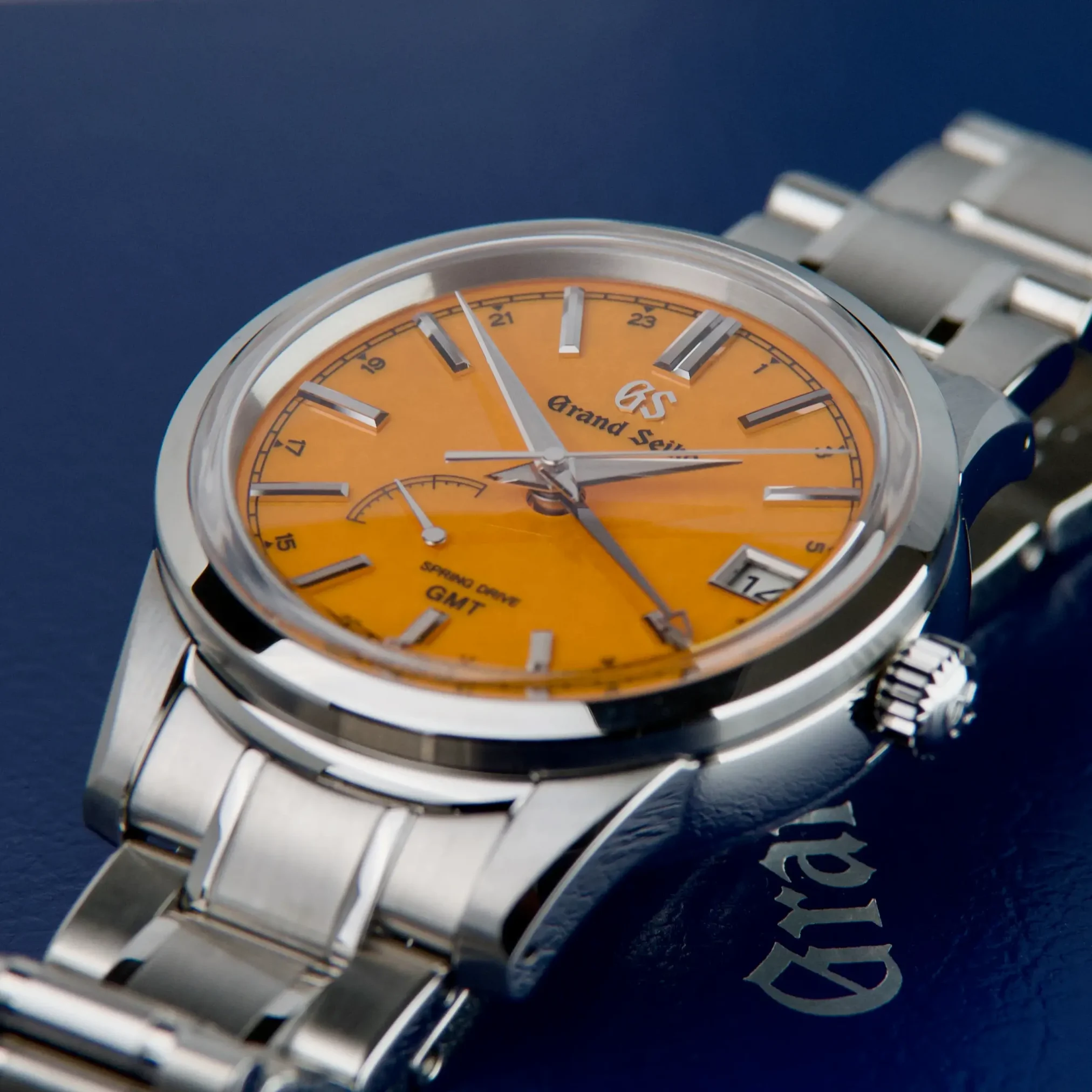 Đồng hồ Grand Seiko Elegance Japan Flagship Boutique Exclusive “Shiojiri Sunset” Limited SBGE301 với mặt số màu cam. Dây đeo bằng thép. Thân vỏ bằng thép.