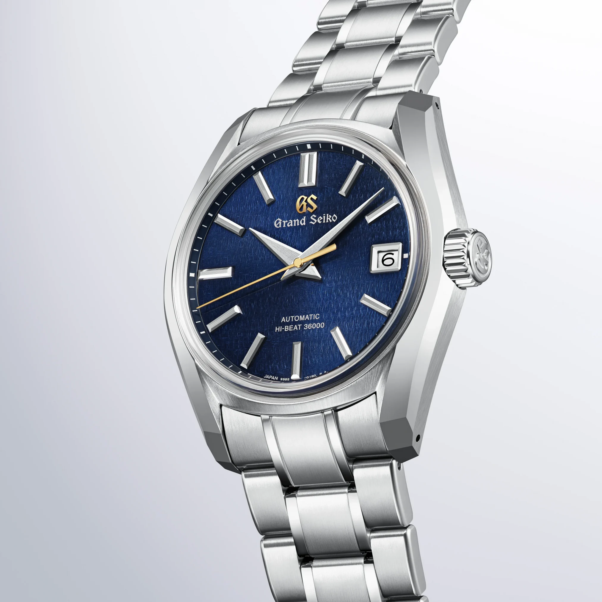 Đồng hồ Grand Seiko Heritage Collection 62GS Shubun SBGH353 với mặt số màu xanh. Dây đeo bằng thép Ever brilliant steel. Thân vỏ bằng bằng thép Ever brilliant steel.