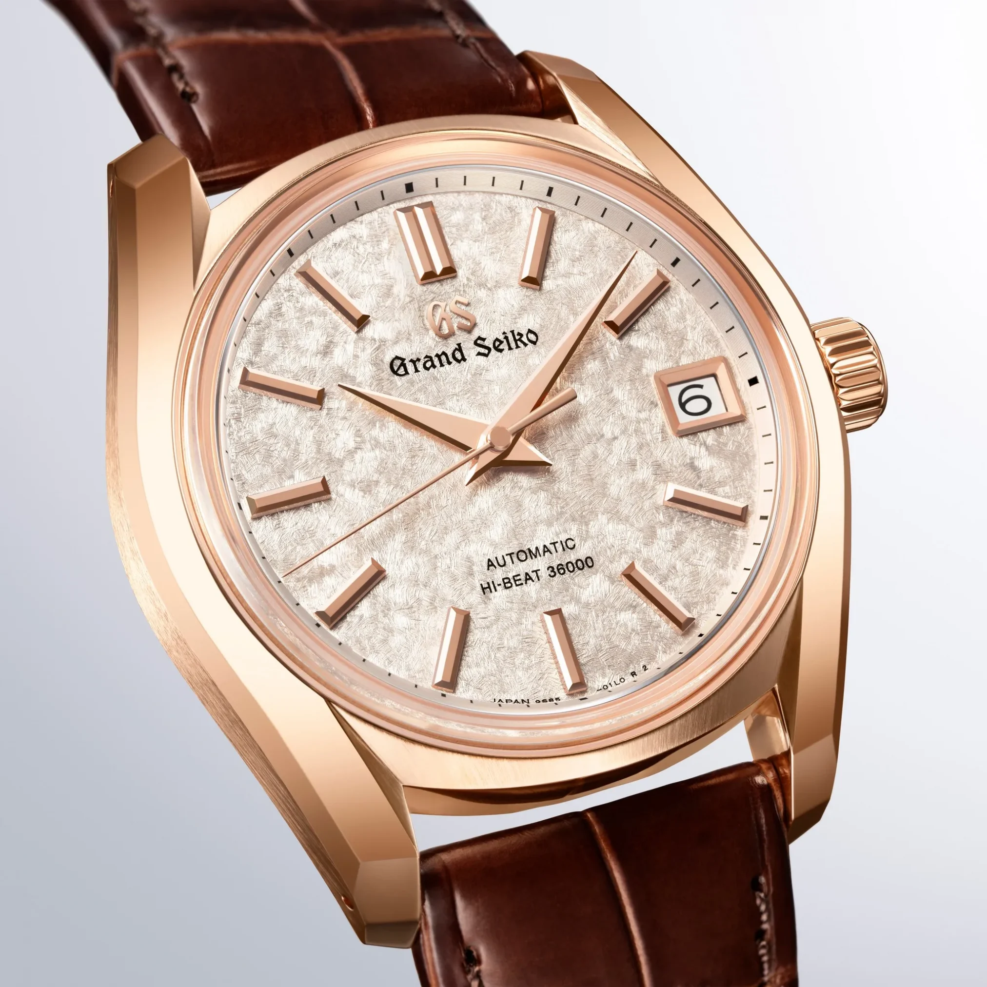 Đồng hồ Grand Seiko Heritage Collection Hi-Beat 36000 62GS "Sakura Kakushi" SBGH368 với mặt số màu hồng. Dây đeo bằng da. Thân vỏ bằng vàng khối 18k.