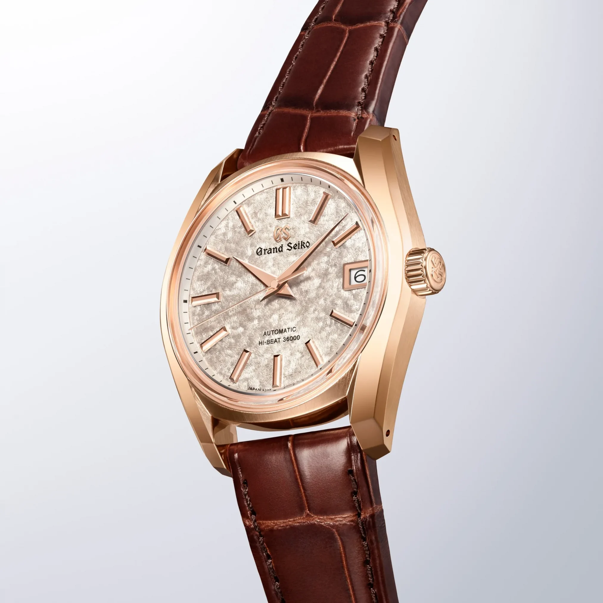 Đồng hồ Grand Seiko Heritage Collection Hi-Beat 36000 62GS "Sakura Kakushi" SBGH368 với mặt số màu hồng. Dây đeo bằng da. Thân vỏ bằng vàng khối 18k.