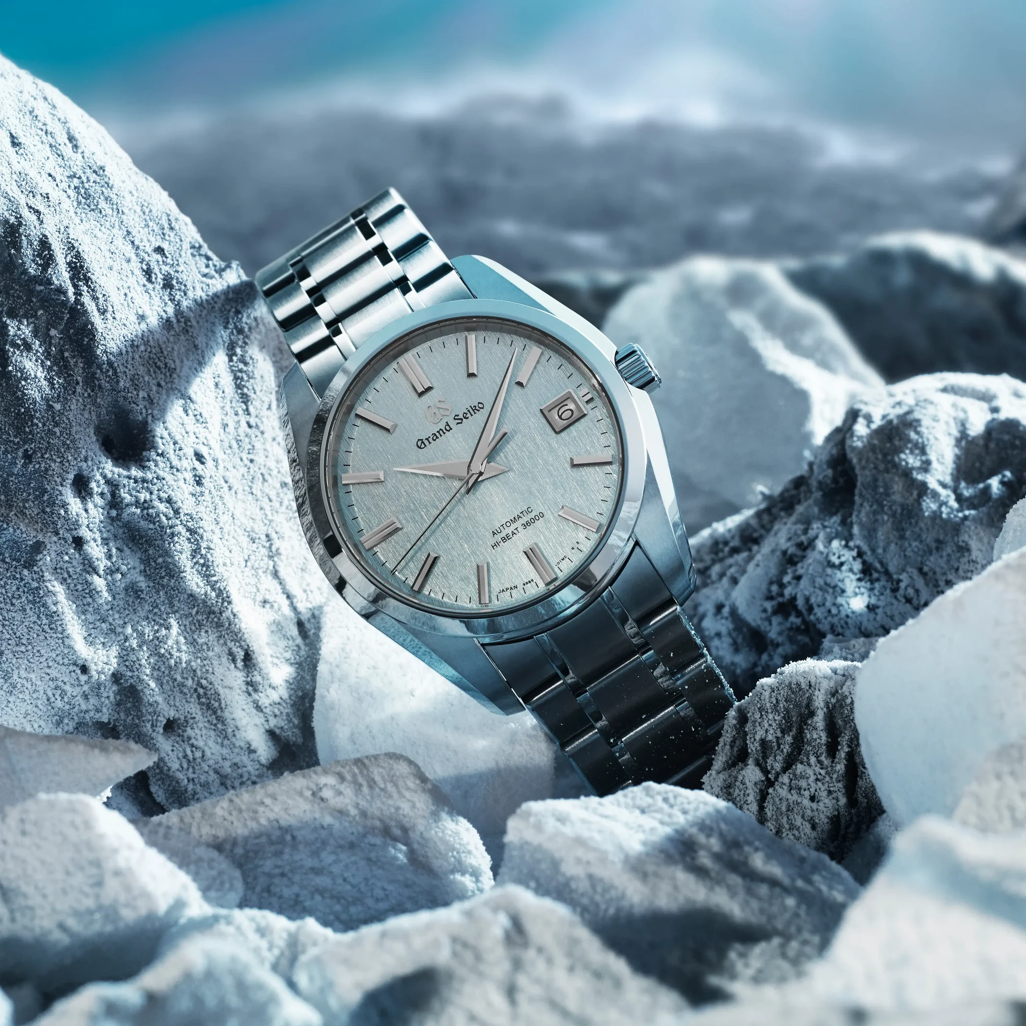 Đồng hồ Grand Seiko Heritage Collection “Icefall” SBGH349 với mặt số màu xanh. Dây đeo bằng High-Intensity Titanium. Thân vỏ bằng High-Intensity Titanium.