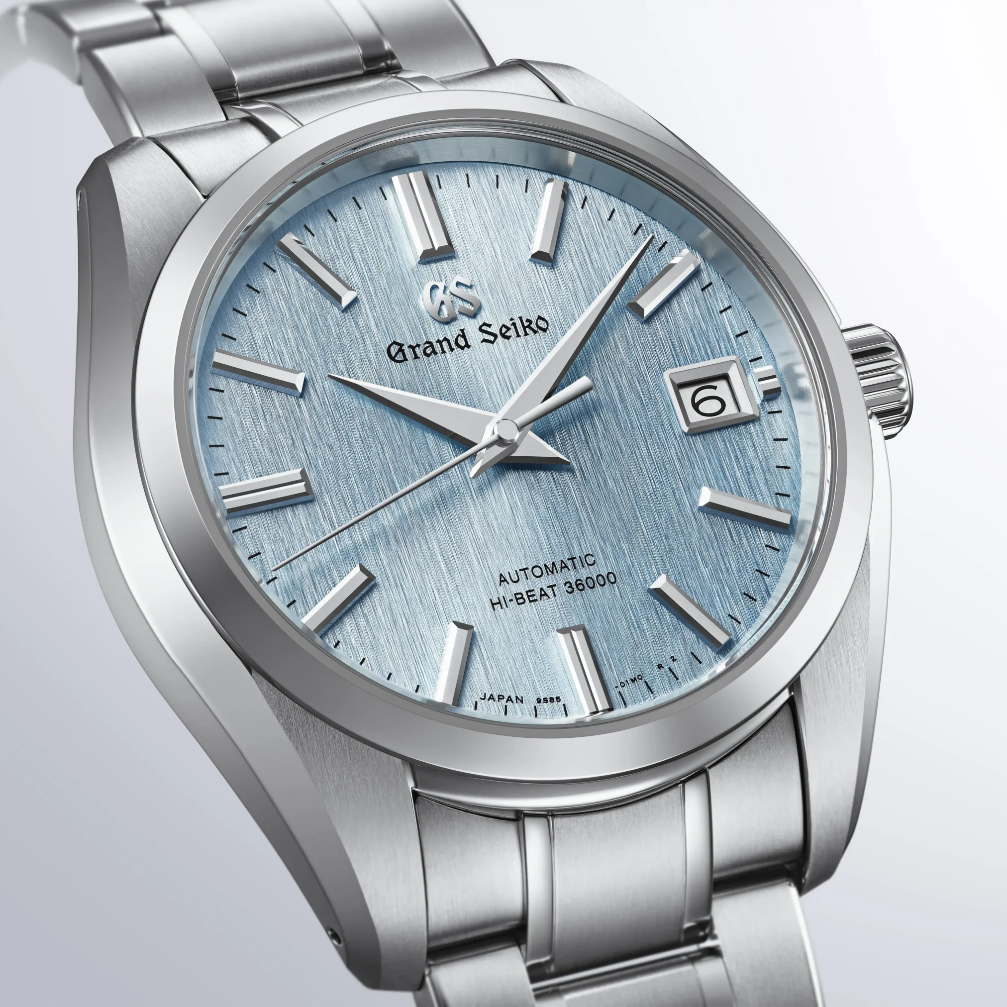 Đồng hồ Grand Seiko Heritage Collection “Icefall” SBGH349 với mặt số màu xanh. Dây đeo bằng High-Intensity Titanium. Thân vỏ bằng High-Intensity Titanium.