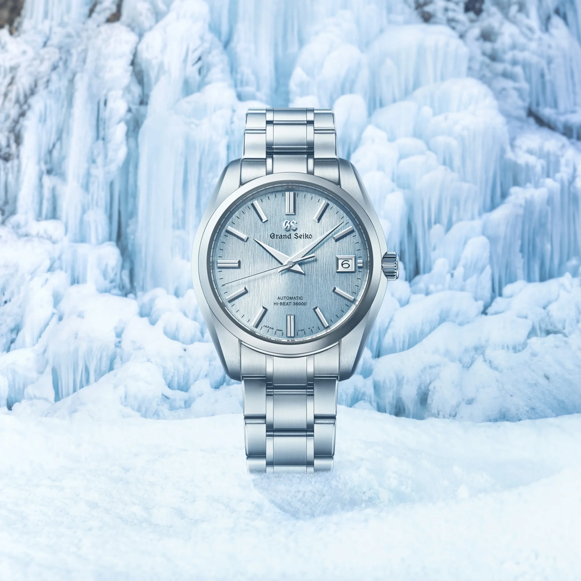 Đồng hồ Grand Seiko Heritage Collection “Icefall” SBGH349 với mặt số màu xanh. Dây đeo bằng High-Intensity Titanium. Thân vỏ bằng High-Intensity Titanium.