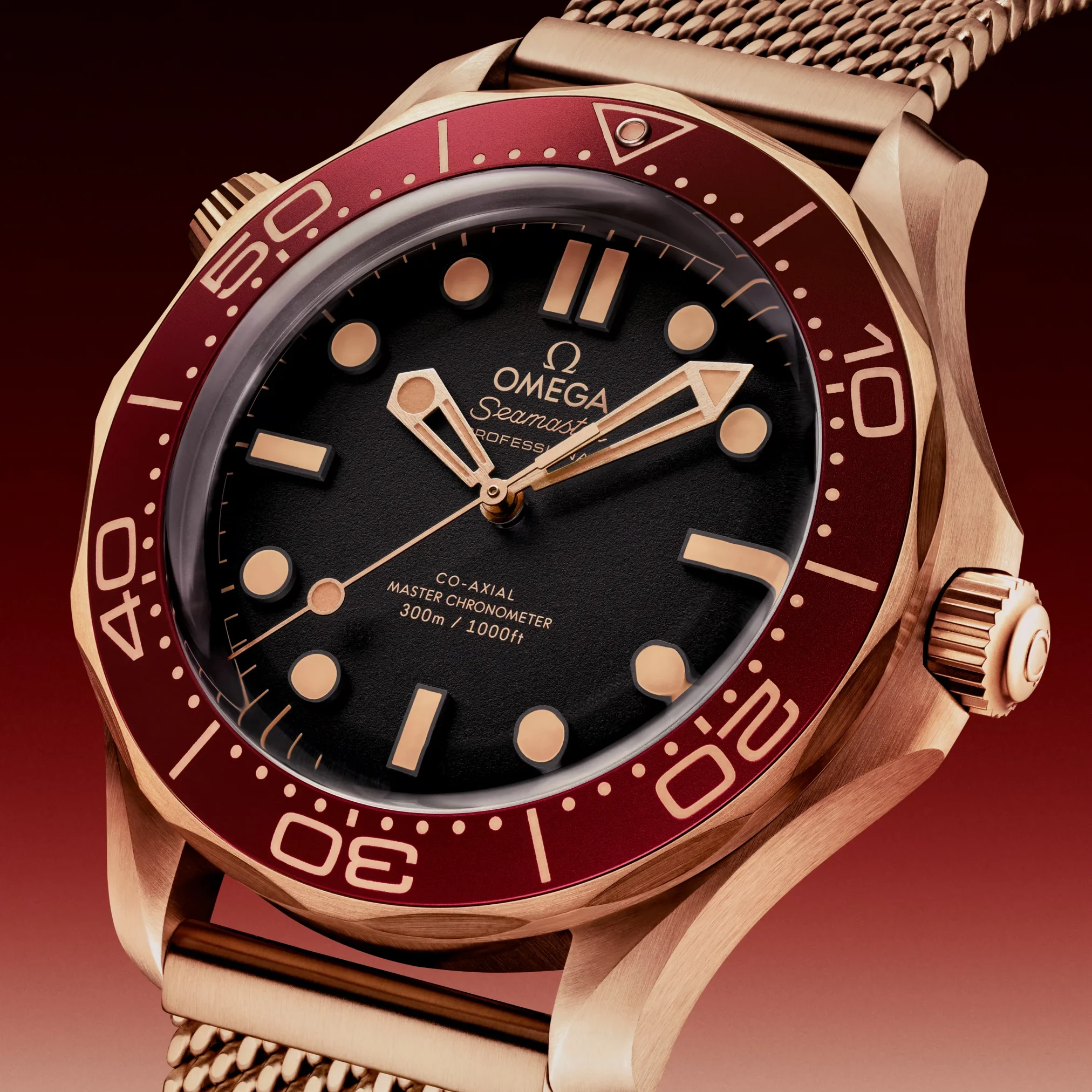 Đồng hồ Omega Seamaster Diver 300M Bronze Gold On Bronze Gold 210.90.42.20.01.003 với mặt số màu xám. Dây đeo bằng bronze gold 9K. Thân vỏ bằng bronze gold 9K.