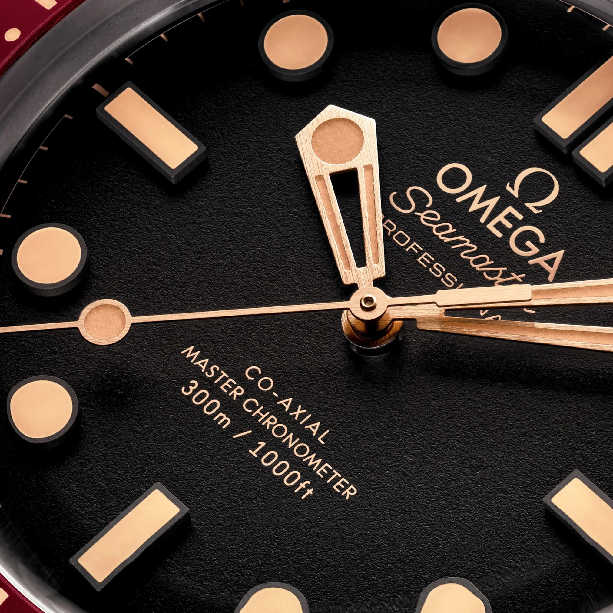 Đồng hồ Omega Seamaster Diver 300M Bronze Gold On Bronze Gold 210.90.42.20.01.003 với mặt số màu xám. Dây đeo bằng bronze gold 9K. Thân vỏ bằng bronze gold 9K.