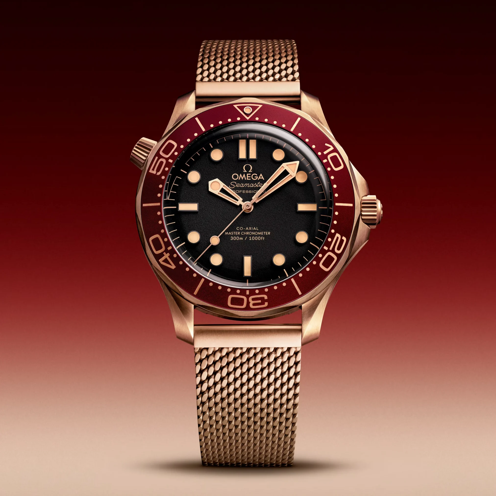 Đồng hồ Omega Seamaster Diver 300M Bronze Gold On Bronze Gold 210.90.42.20.01.003 với mặt số màu xám. Dây đeo bằng bronze gold 9K. Thân vỏ bằng bronze gold 9K.