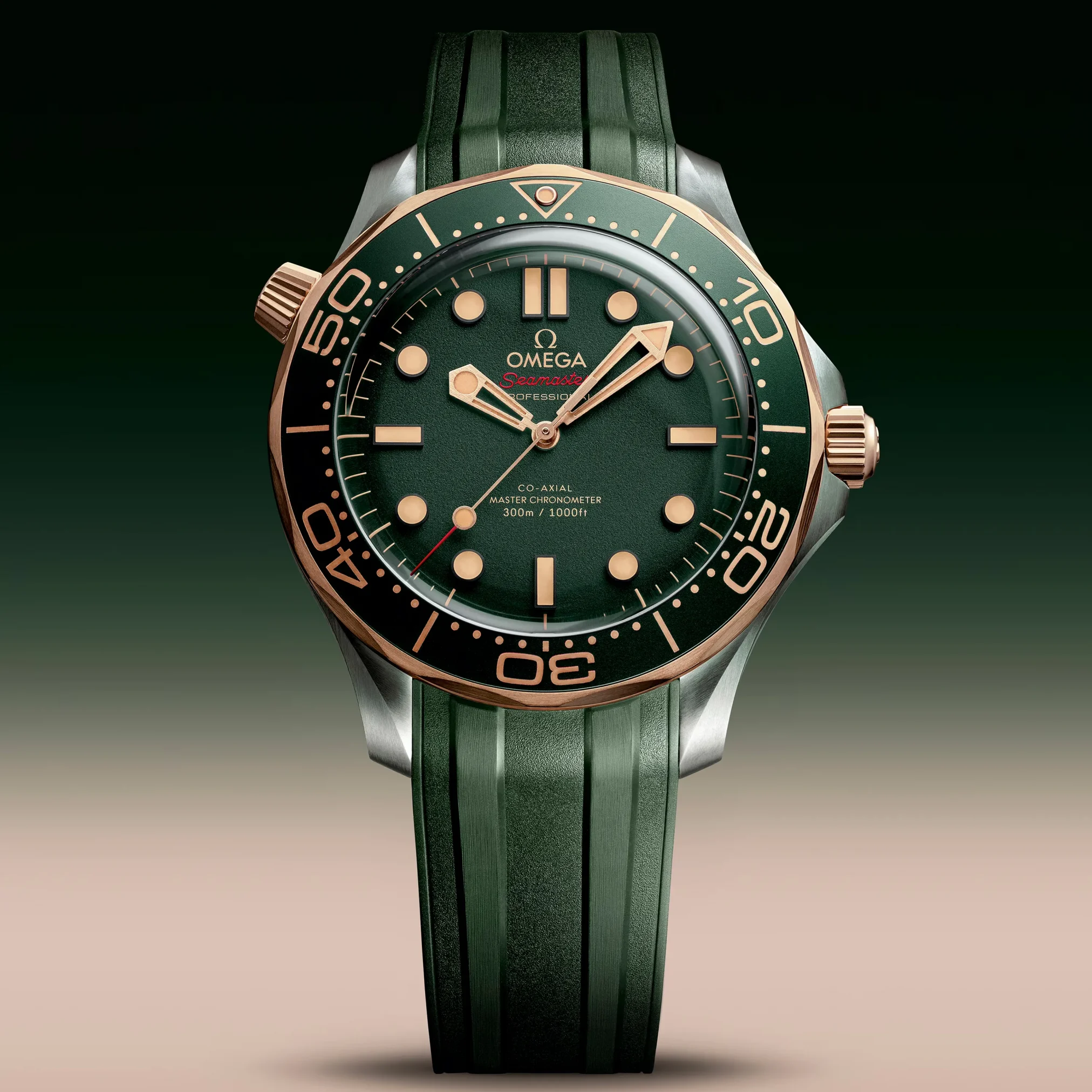 Đồng hồ Omega Seamaster Diver 300M Bronze Gold on Titanium 210.92.42.20.10.001 với mặt số màu xanh. Dây đeo bằng cao su. Thân vỏ bằng titanium.