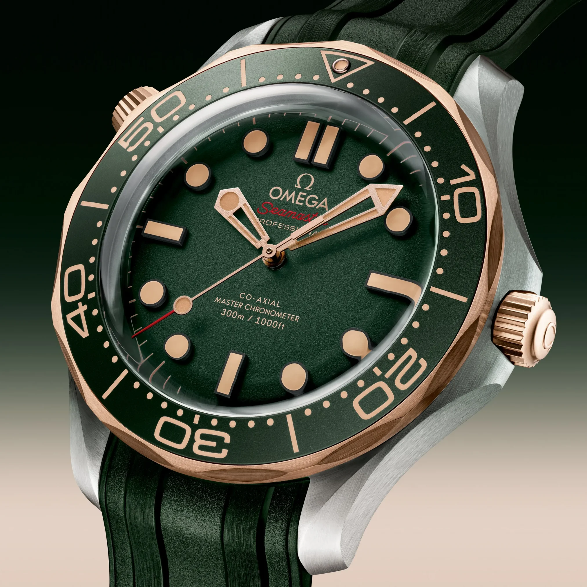 Đồng hồ Omega Seamaster Diver 300M Bronze Gold on Titanium 210.92.42.20.10.001 với mặt số màu xanh. Dây đeo bằng cao su. Thân vỏ bằng titanium.